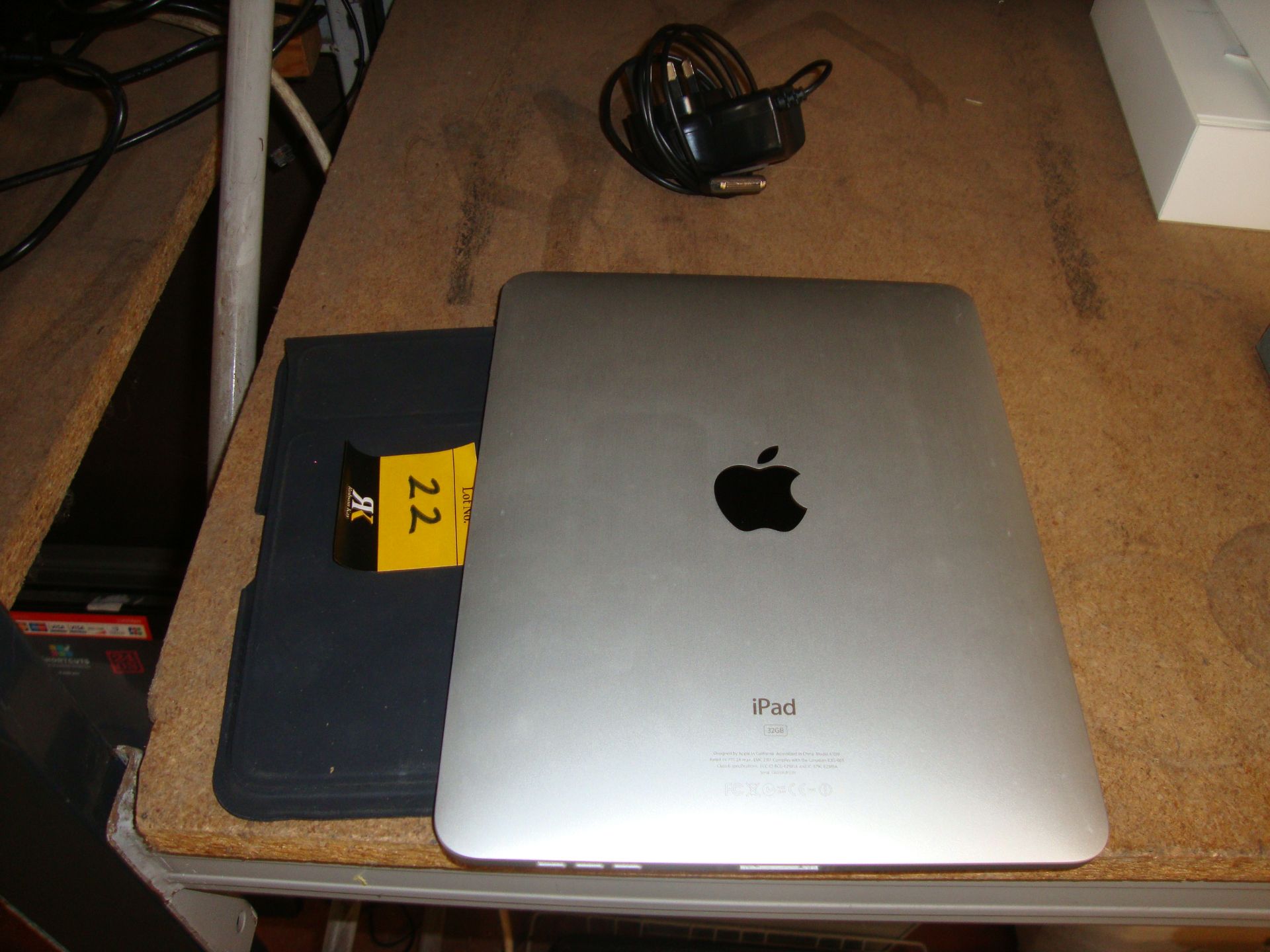 Apple iPad 32Gb model A1219, with silver back. Includes Smart Cover. Includes non-Apple branded - Image 5 of 6