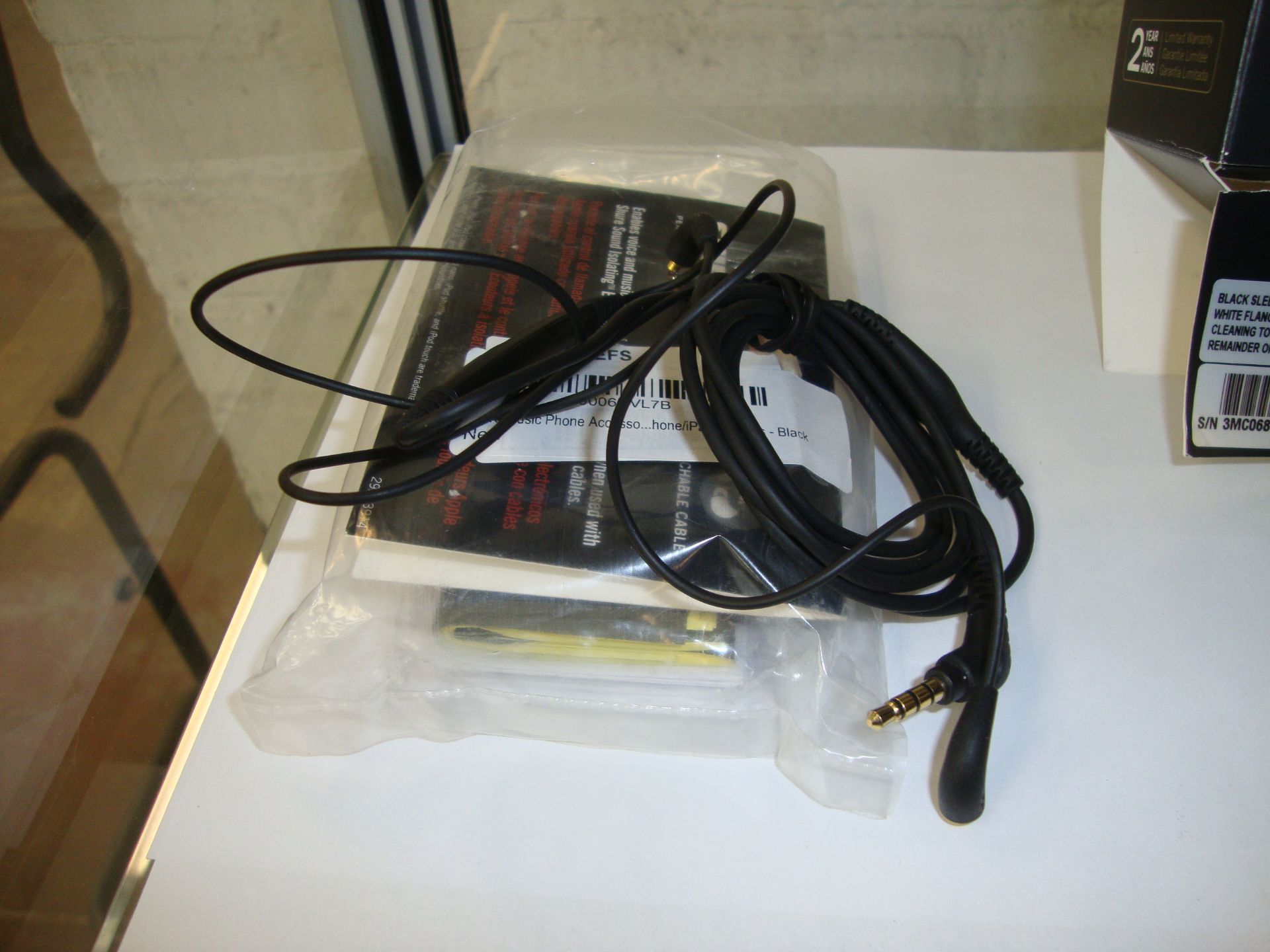 Shure model SE535 sound isolating earphones. This lot includes all of the ancillary items detailed - Image 6 of 8