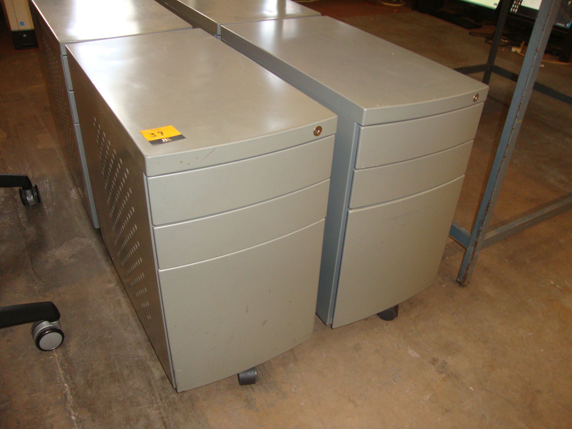 Mixed office equipment lot for use with small call centre-type desk comprising 4 off slim grey/ - Image 8 of 8