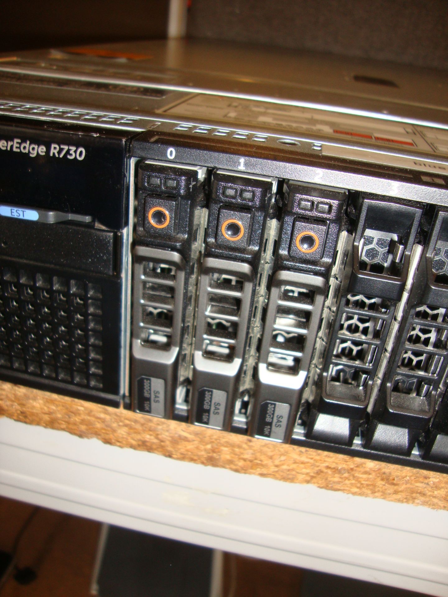 Dell PowerEdge model R730 server with twin Xeon 6 Core E5-2609 V3 1.9 GHz processors, 96Gb RAM, - Bild 13 aus 15