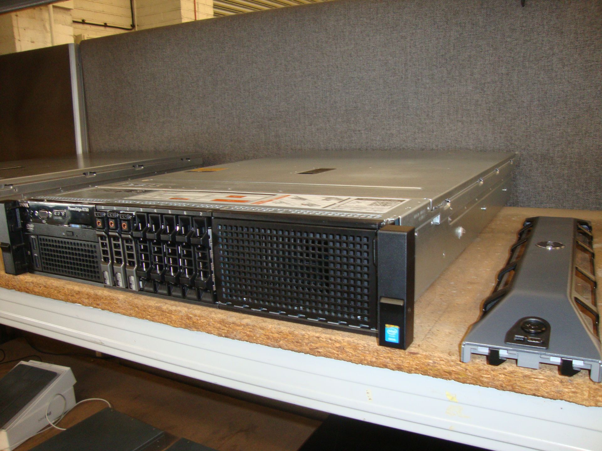 Dell PowerEdge model R730 server with twin Xeon 6 Core E5-2609 V3 1.9 GHz processors, 96Gb RAM, - Image 3 of 13