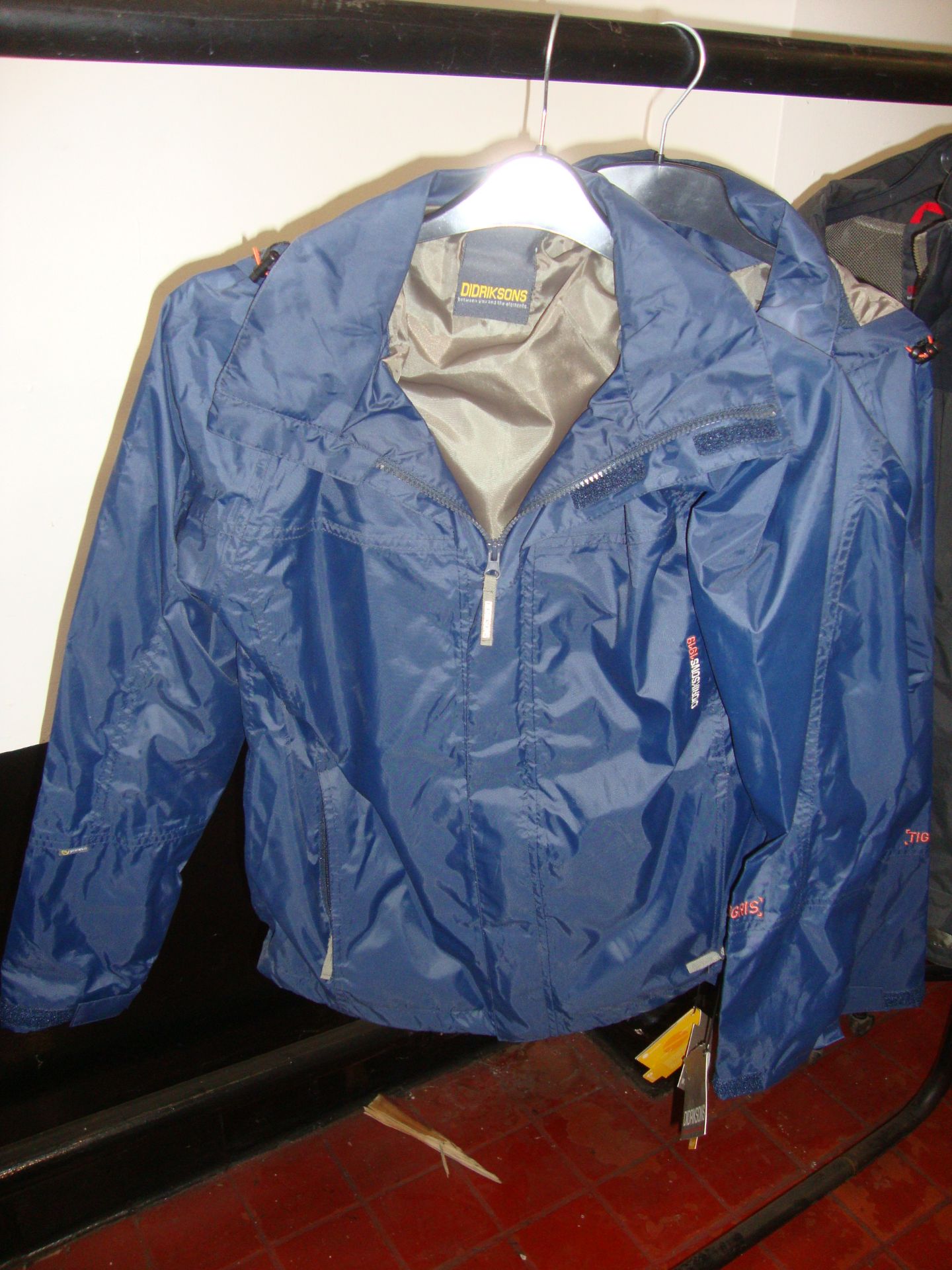 7 off Didriksons waterproof jackets in assorted styles and colours - Image 4 of 8