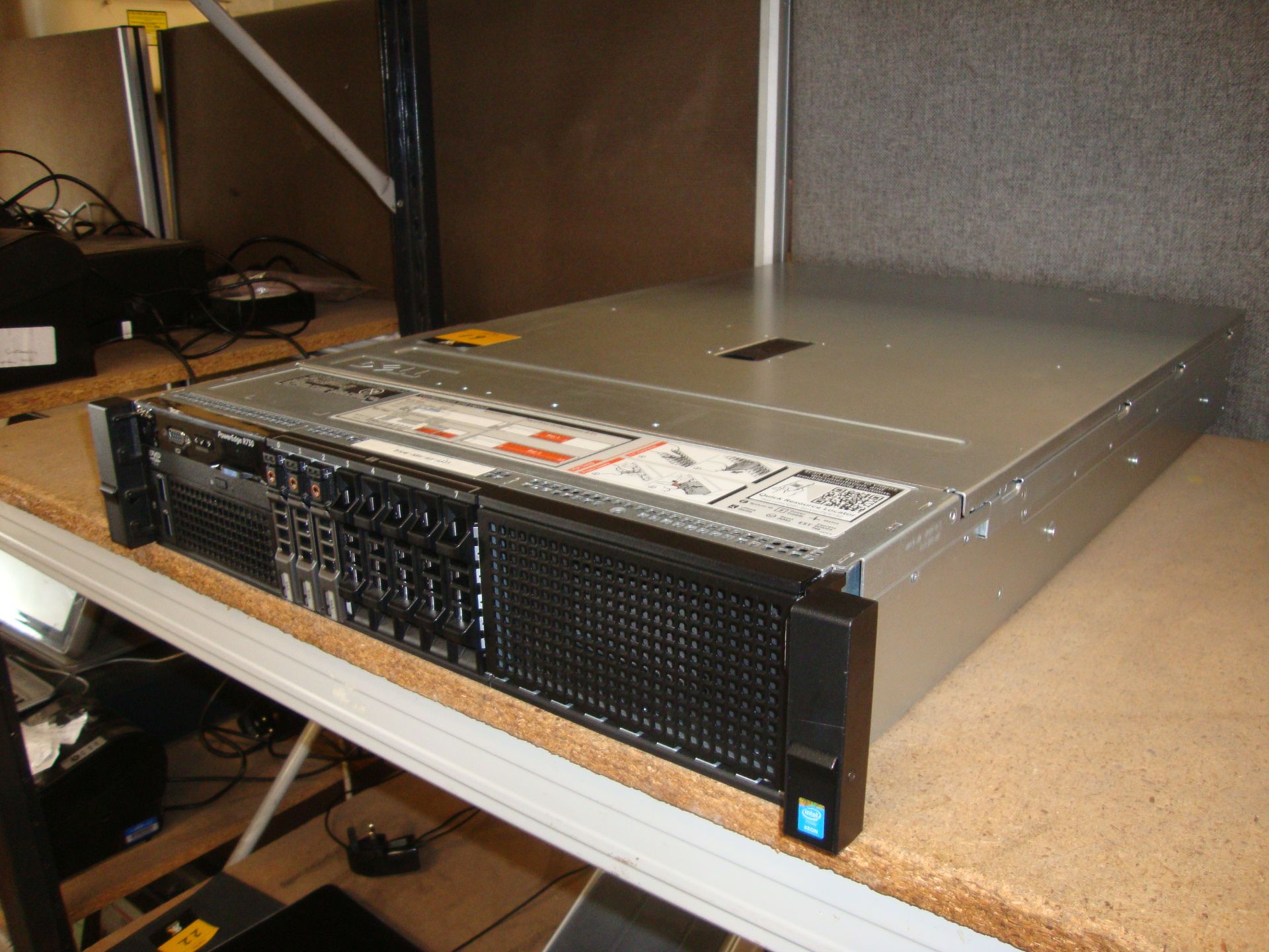 Dell PowerEdge model R730 server with twin Xeon 6 Core E5-2609 V3 1.9 GHz processors, 96Gb RAM, - Bild 2 aus 15