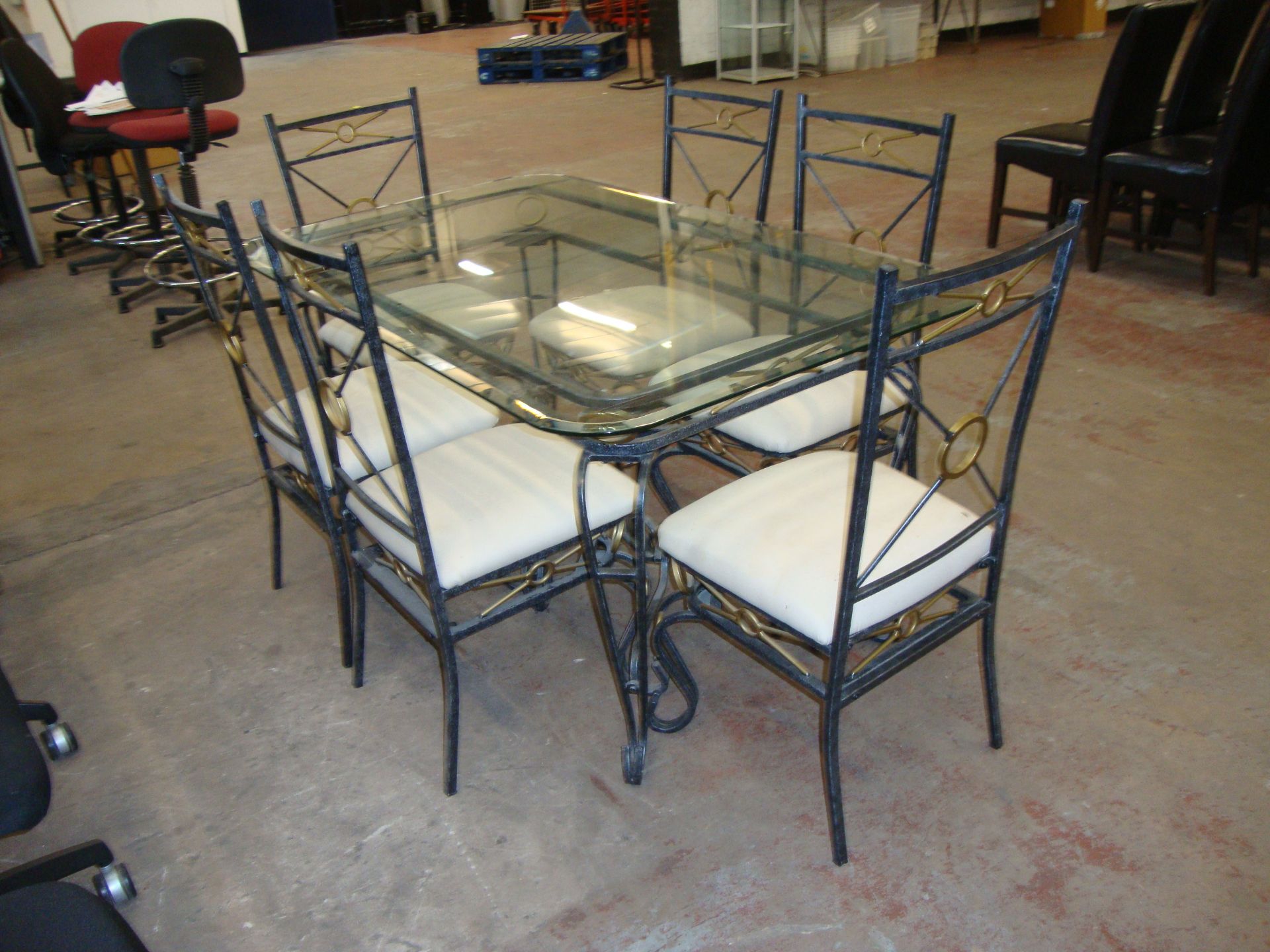 Large dining suite comprising 6-seater table with bevelled glass top plus 6 metal chairs with - Bild 3 aus 5