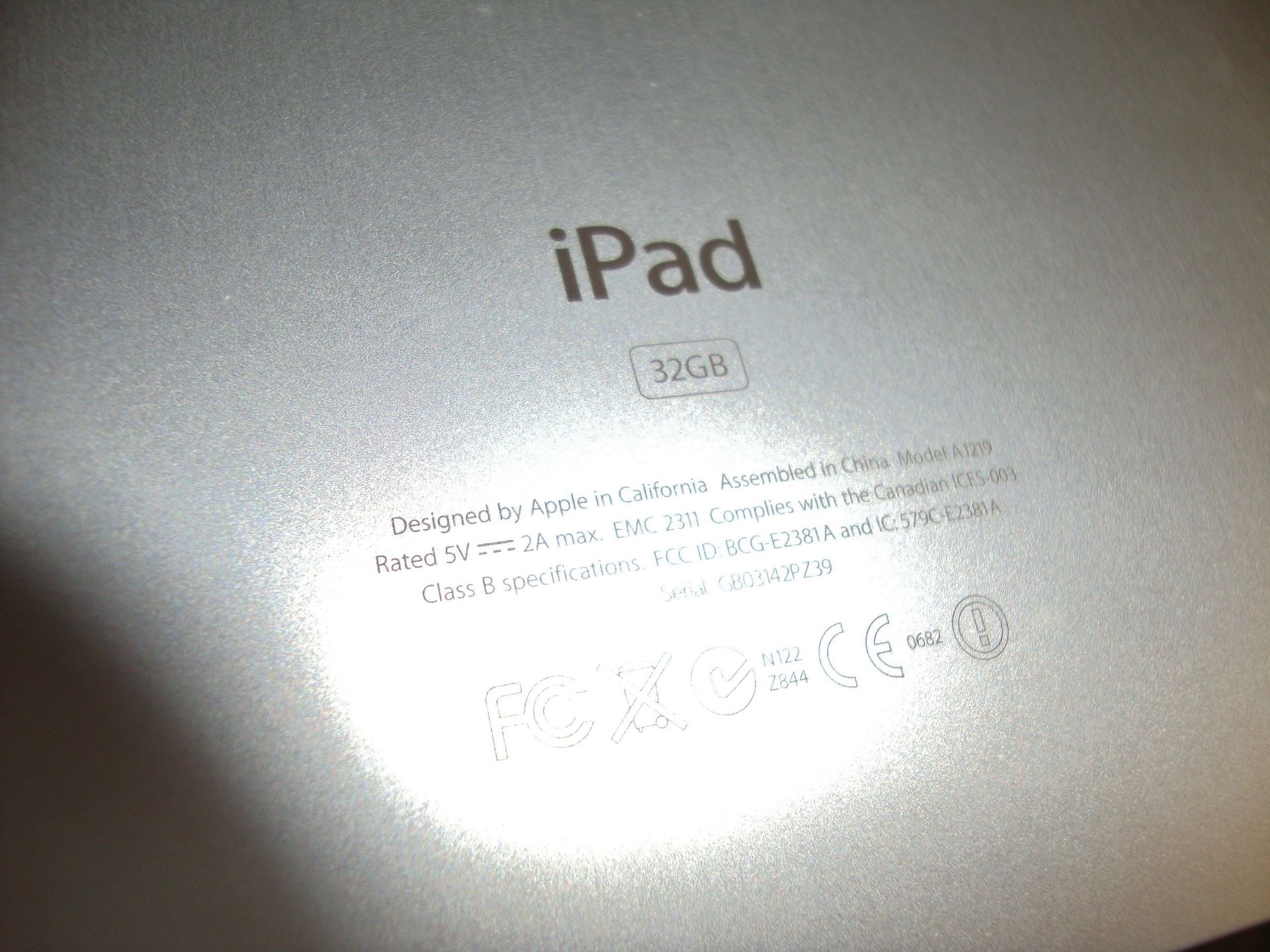 Apple iPad 32Gb model A1219, with silver back. Includes Smart Cover. Includes non-Apple branded - Bild 6 aus 6