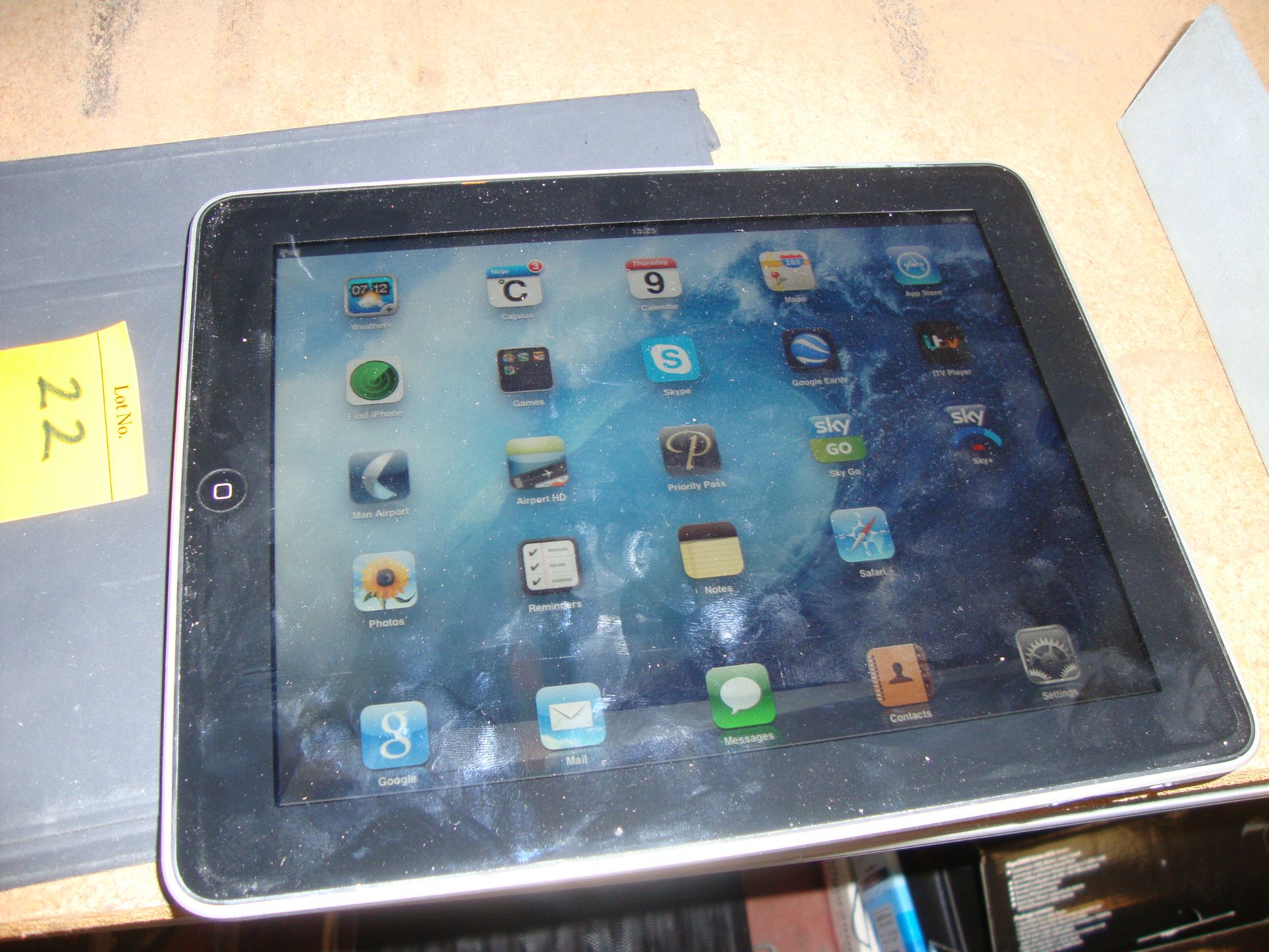 Apple iPad 32Gb model A1219, with silver back. Includes Smart Cover. Includes non-Apple branded - Bild 4 aus 6