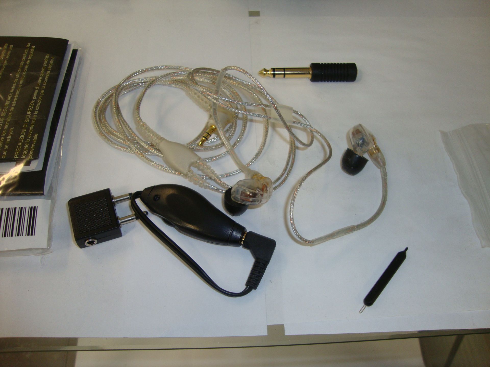 Shure model SE535 sound isolating earphones. This lot includes all of the ancillary items detailed - Image 3 of 8