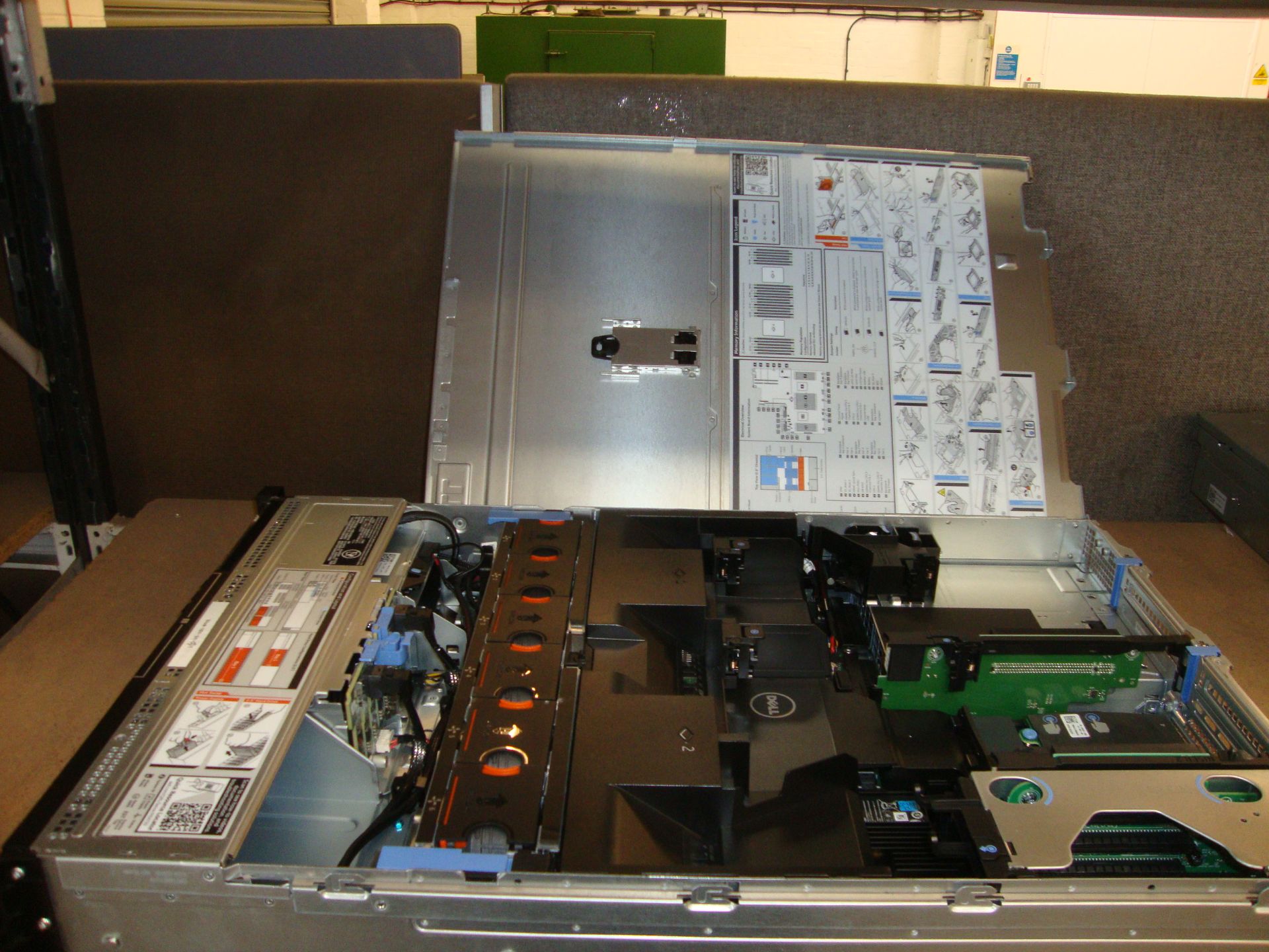 Dell PowerEdge model R730 server with twin Xeon 6 Core E5-2609 V3 1.9 GHz processors, 96Gb RAM, - Bild 6 aus 15