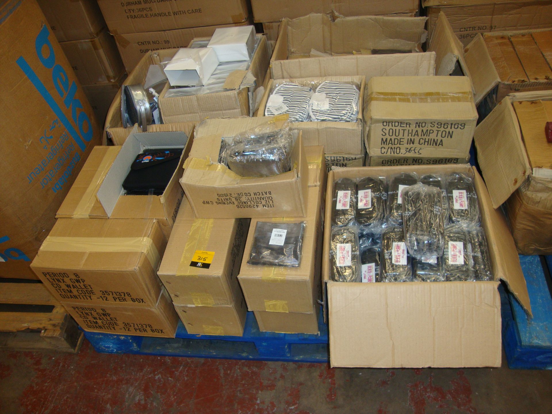 The contents of a pallet containing a very large quantity of cosmetic/toiletry bags including
