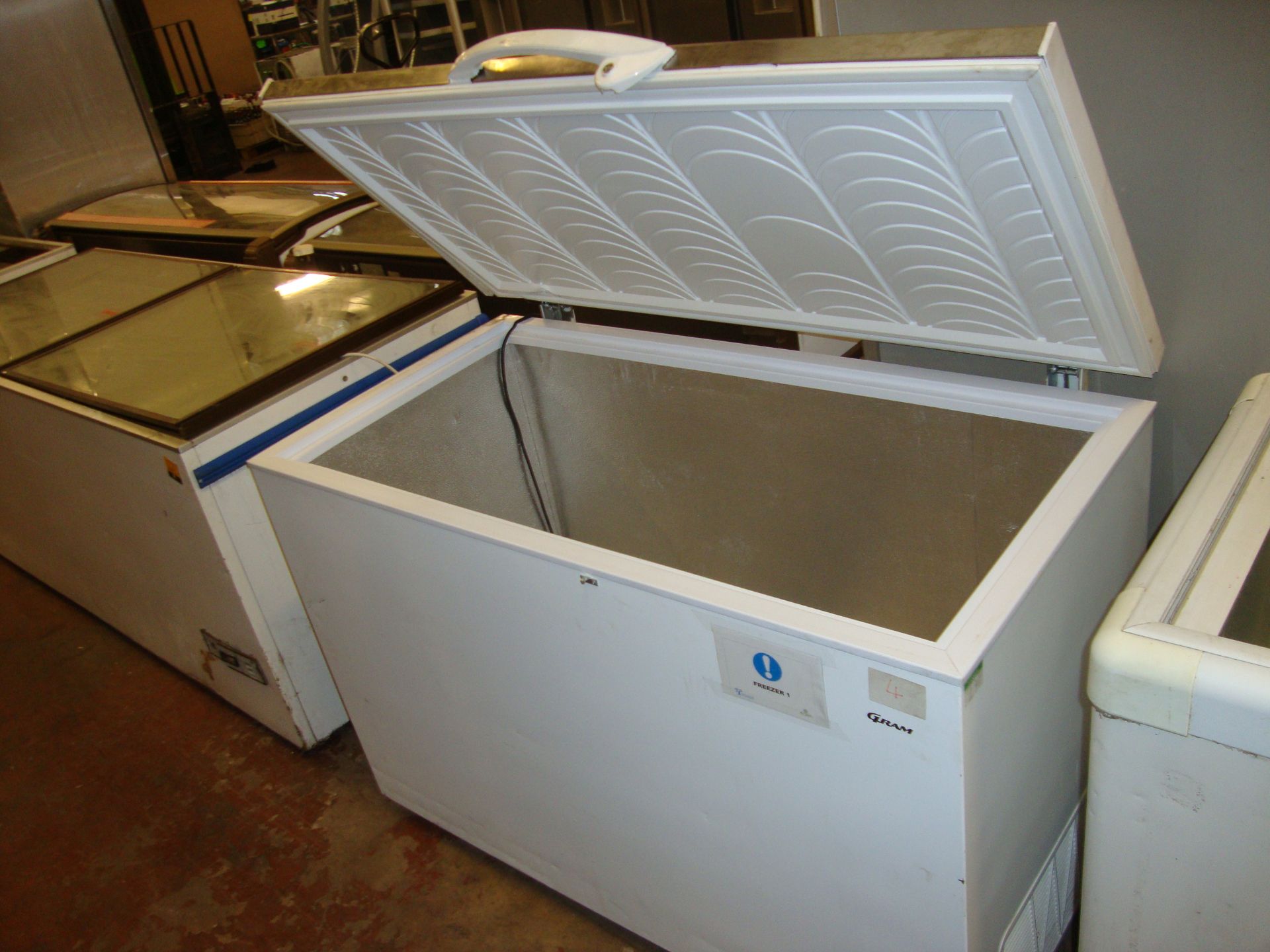 Gram mobile chest freezer with metal lid circa 1300mm wide - Bild 3 aus 3