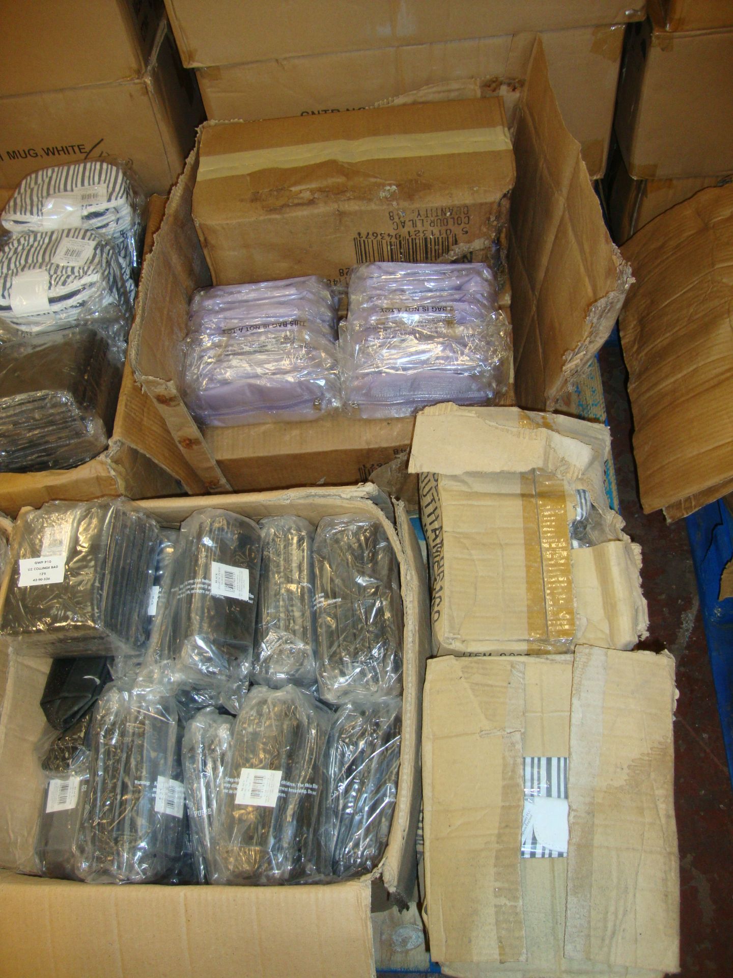 The contents of a pallet of assorted cosmetic/toiletry cases in a variety of colour schemes/styles - Bild 2 aus 4