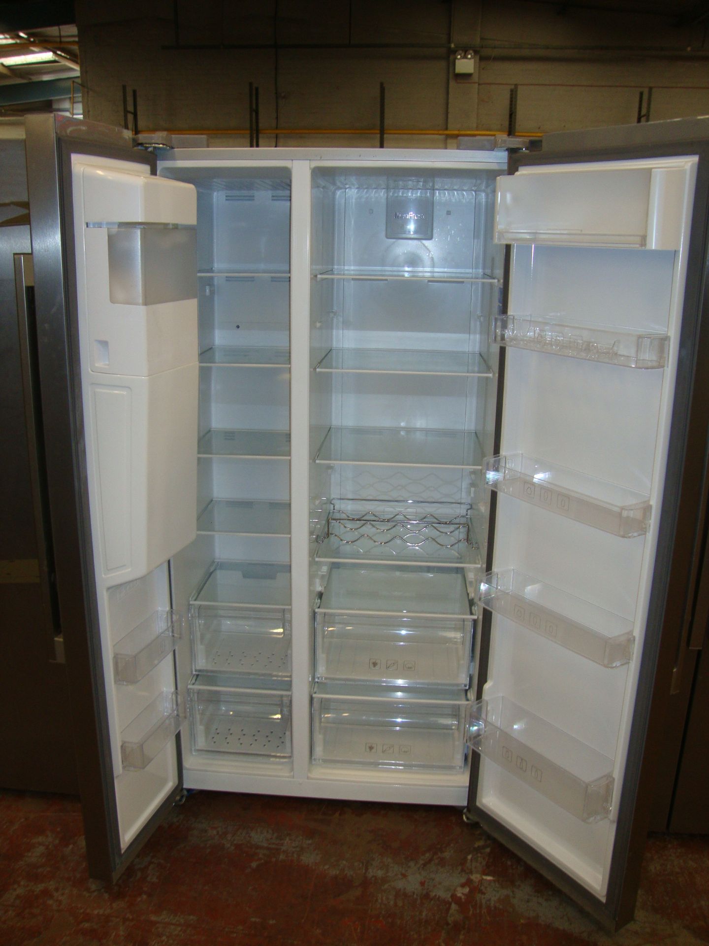 Beko Neofrost silver American style fridge freezer with built-in ice machine/water dispenser - Bild 2 aus 2