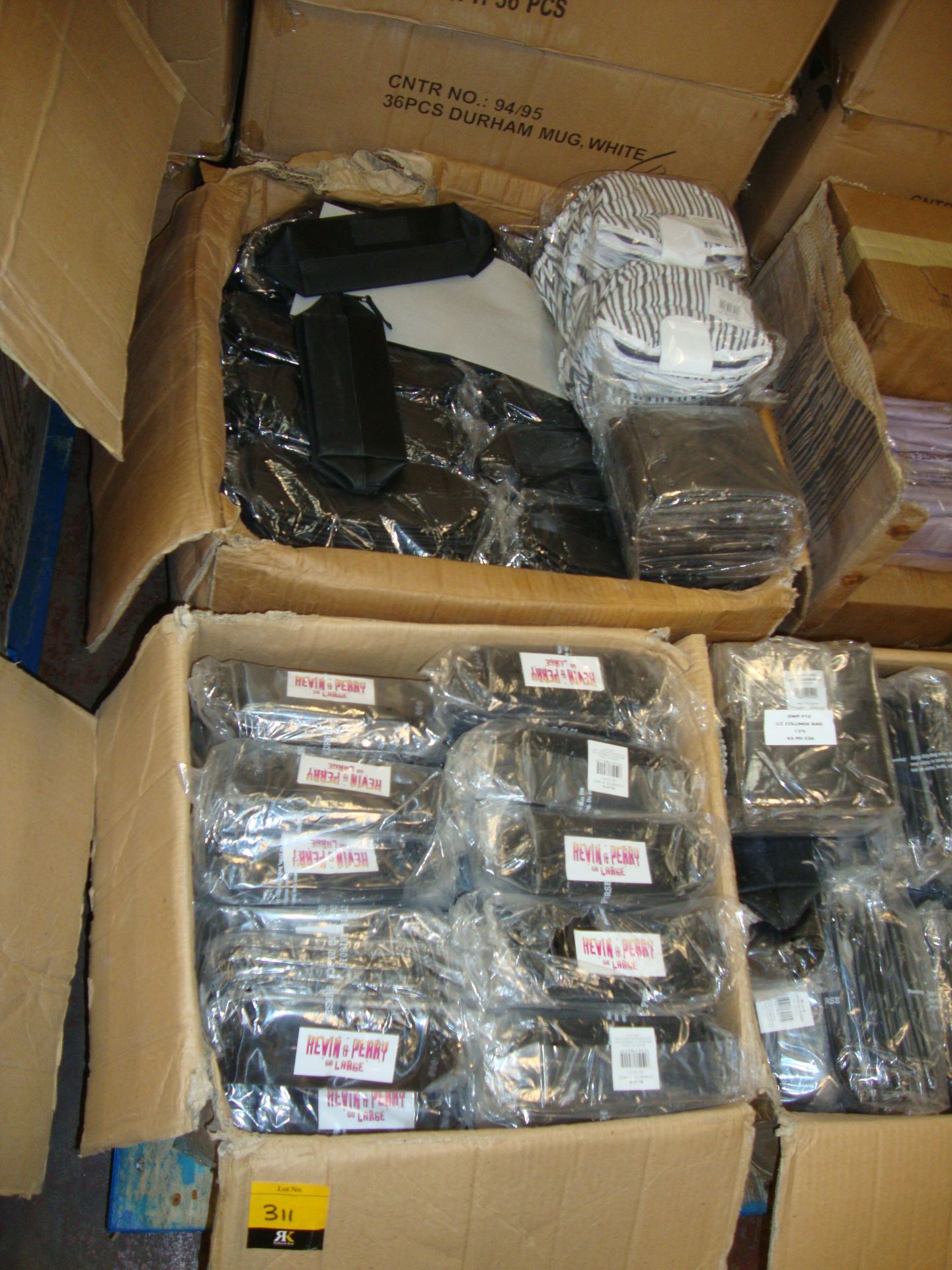 The contents of a pallet of assorted cosmetic/toiletry cases in a variety of colour schemes/styles - Bild 3 aus 4