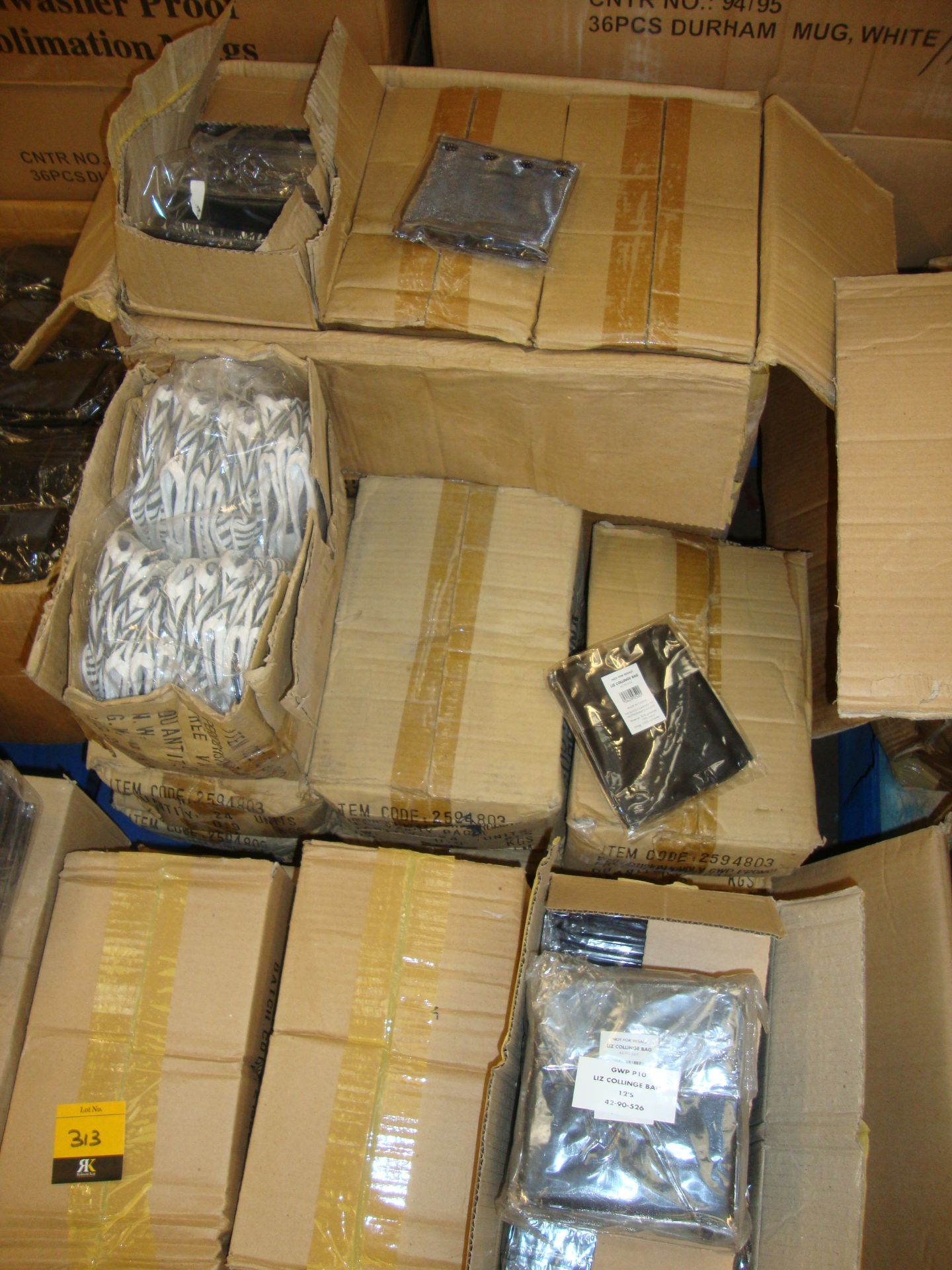 The contents of a pallet of assorted cosmetic/toiletry cases in a variety of colour schemes/styles - Bild 2 aus 4