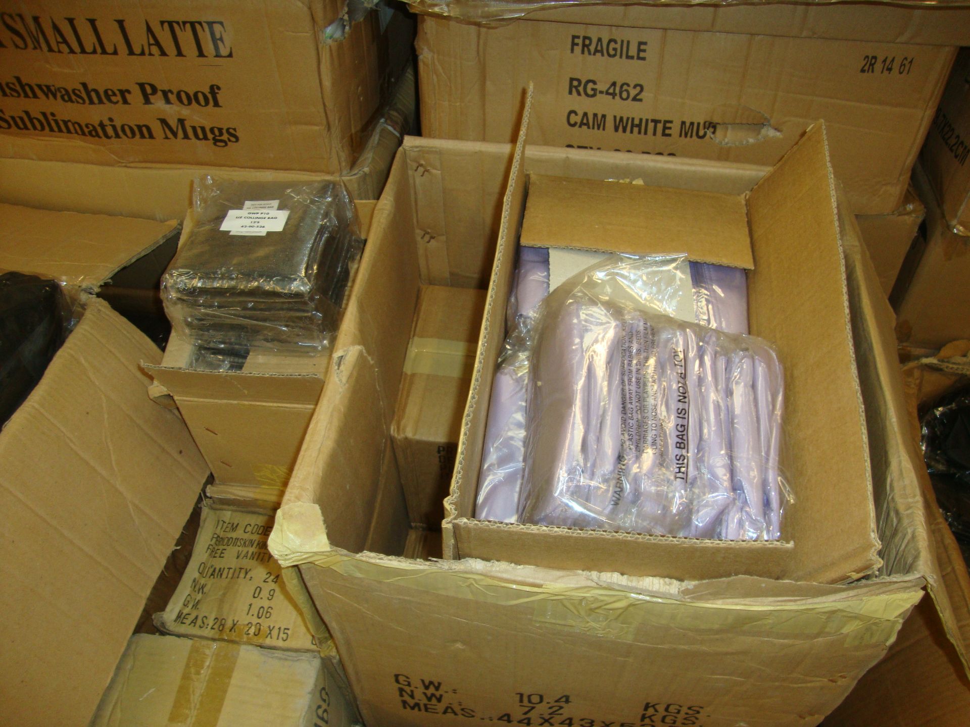 The contents of a pallet of assorted cosmetic/toiletry cases in a variety of colour schemes/styles - Bild 3 aus 5