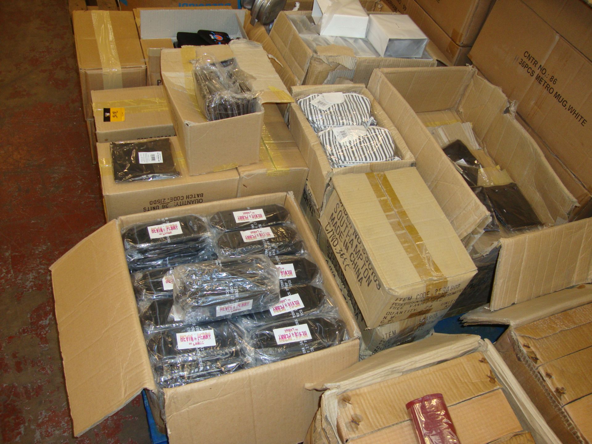 The contents of a pallet containing a very large quantity of cosmetic/toiletry bags including - Bild 2 aus 3