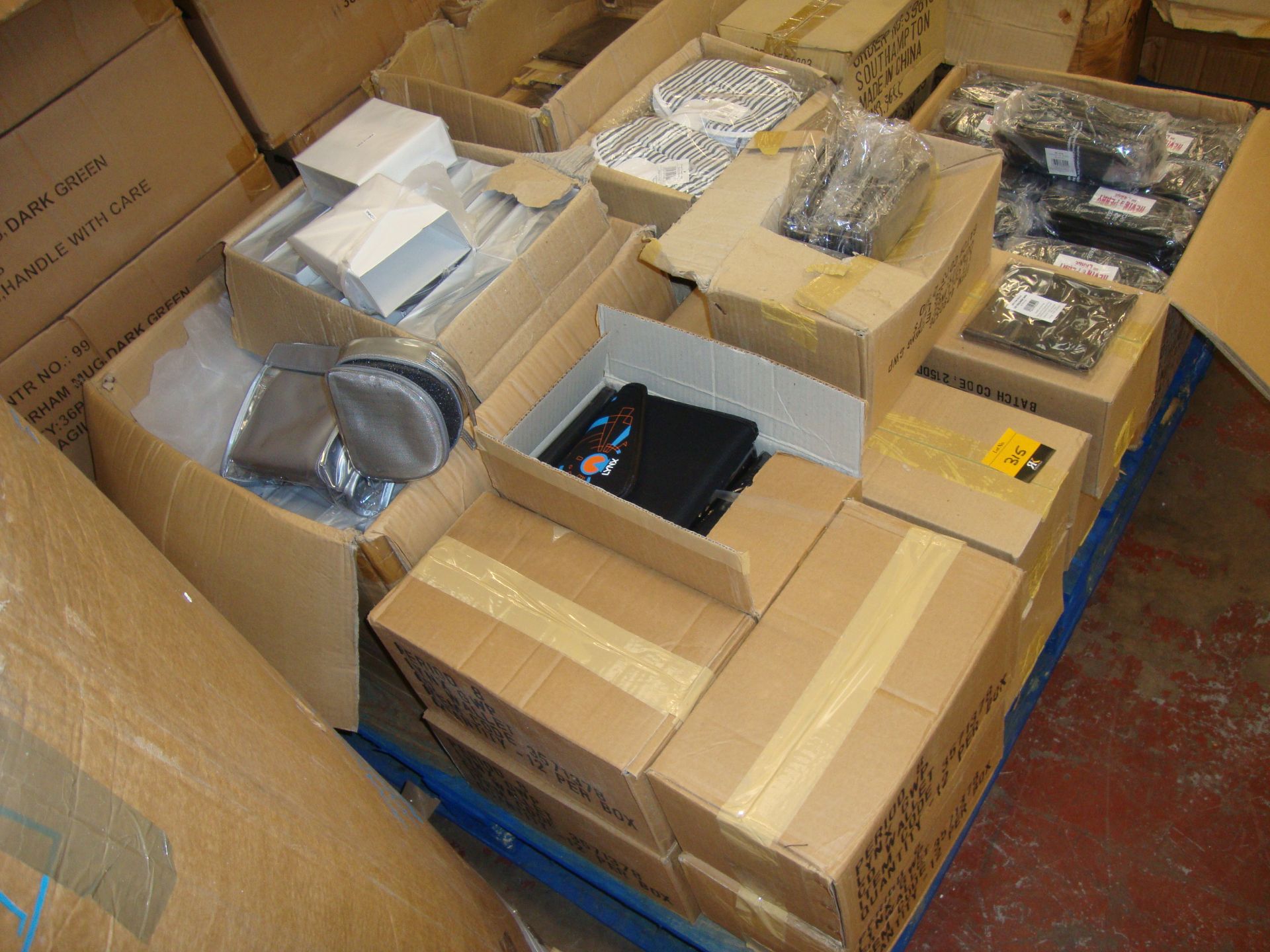 The contents of a pallet containing a very large quantity of cosmetic/toiletry bags including - Bild 3 aus 3