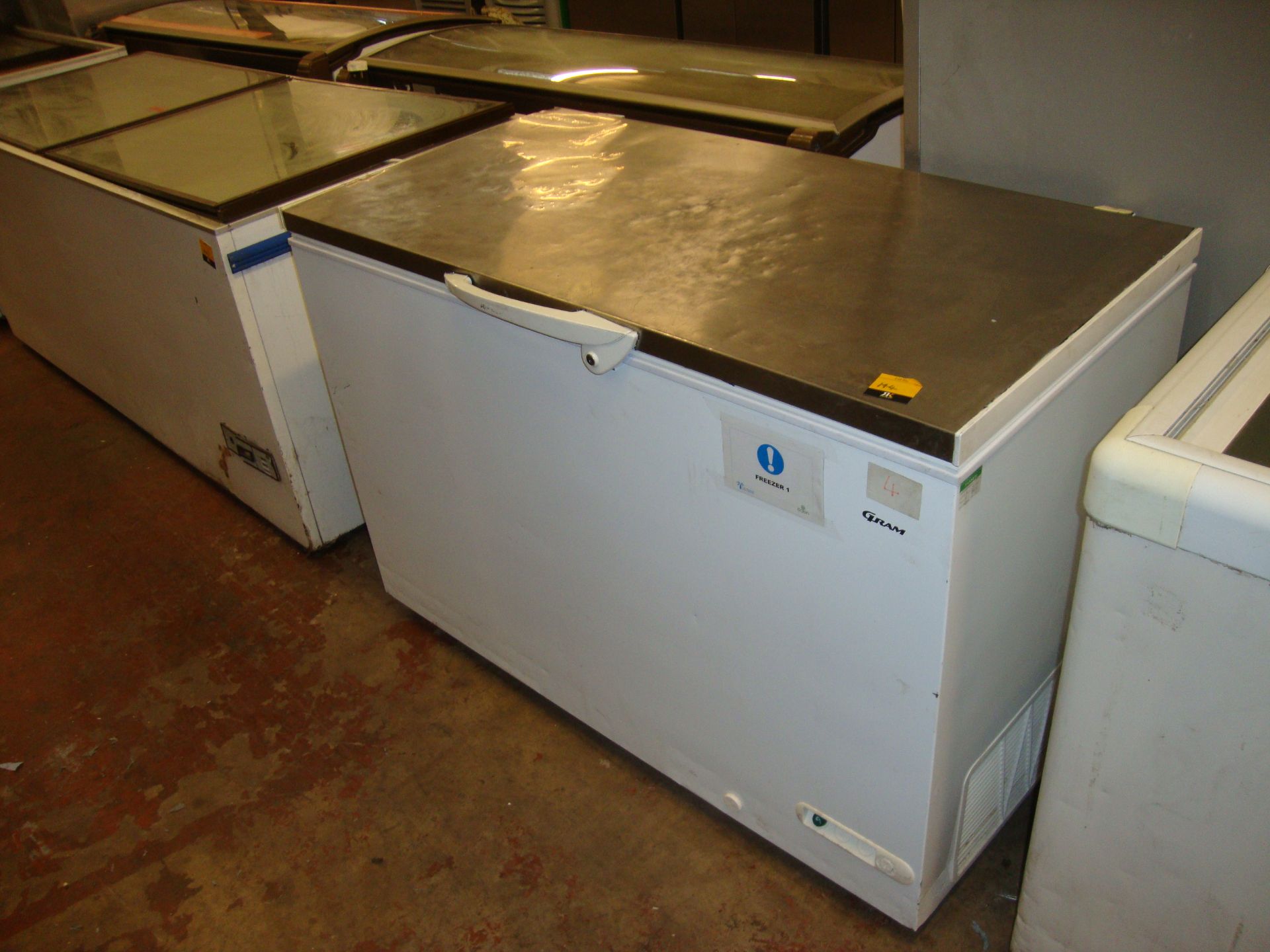 Gram mobile chest freezer with metal lid circa 1300mm wide - Bild 2 aus 3