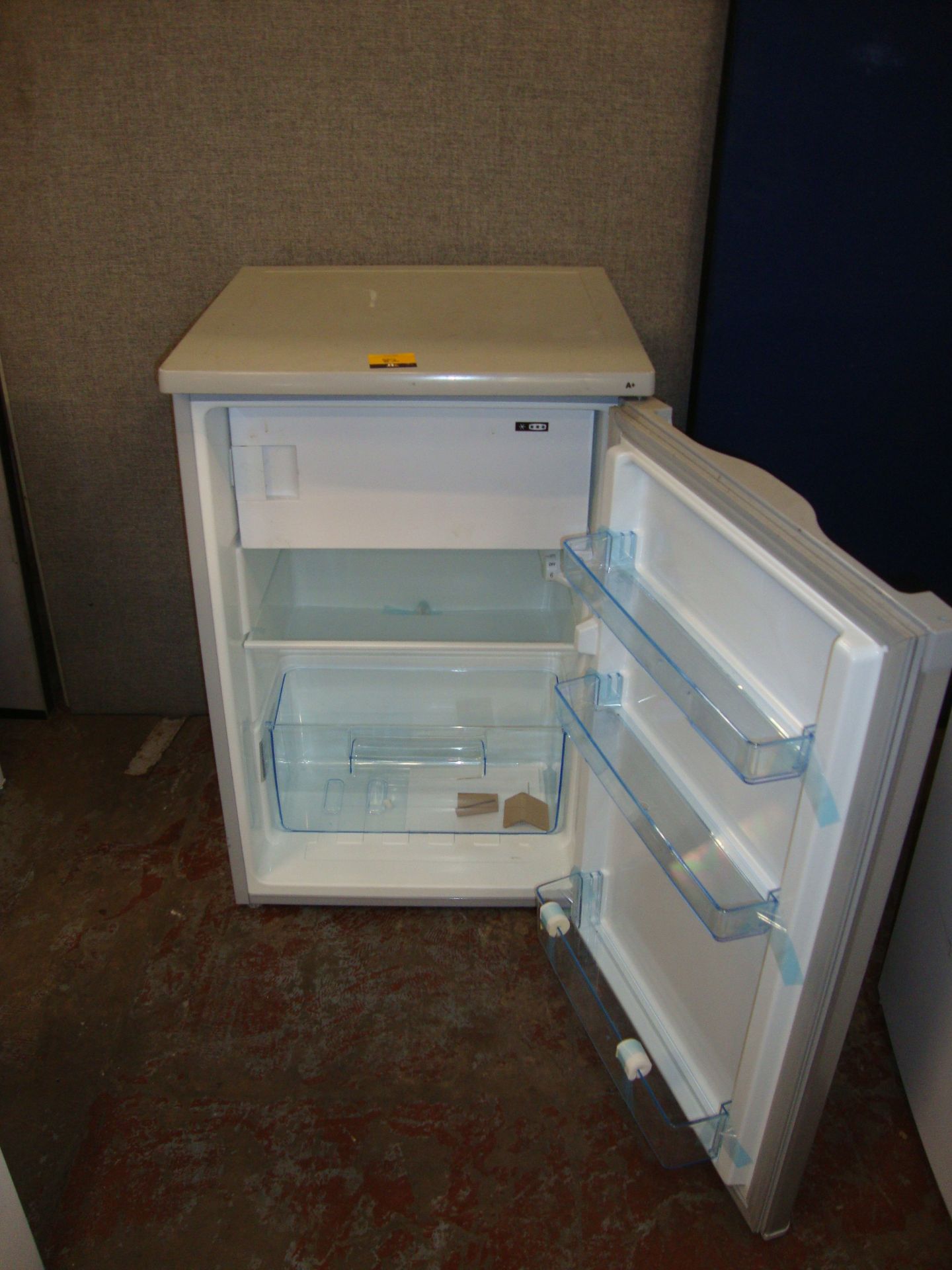 LEC silver counter height fridge freezer - Bild 2 aus 2