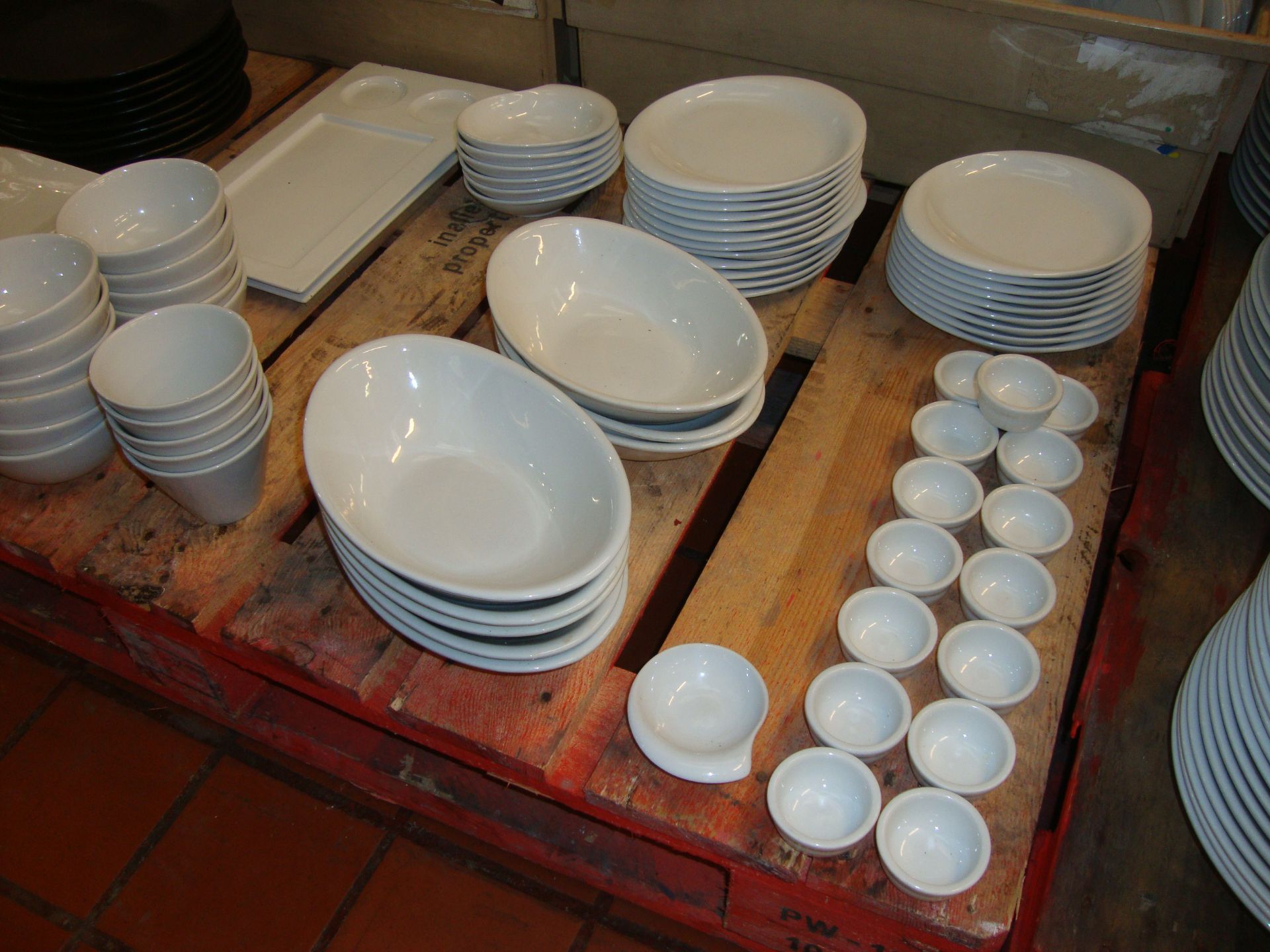 The contents of a pallet of assorted crockery, cups & saucers - beige crates excluded - Image 4 of 7