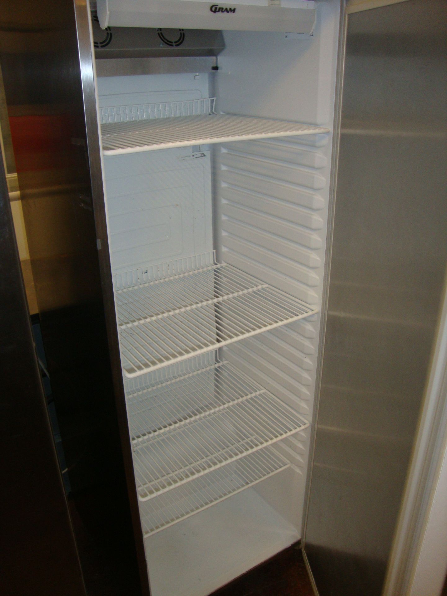 Gram KG400 RUHC6W mobile fridge - Image 3 of 3