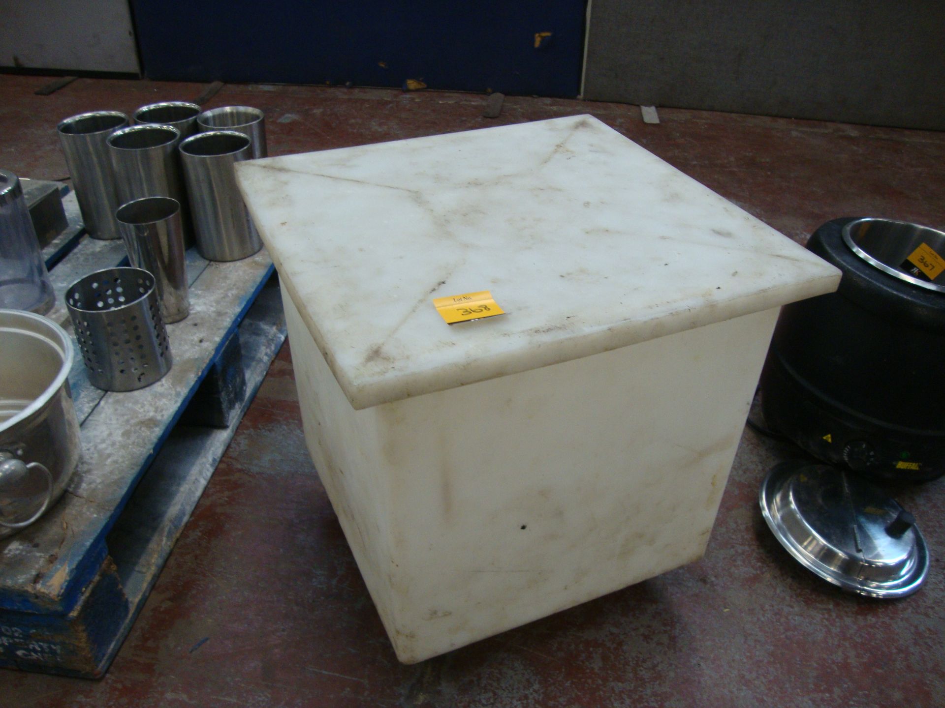 Plastic mobile square section bucket with detachable lid - Image 2 of 4