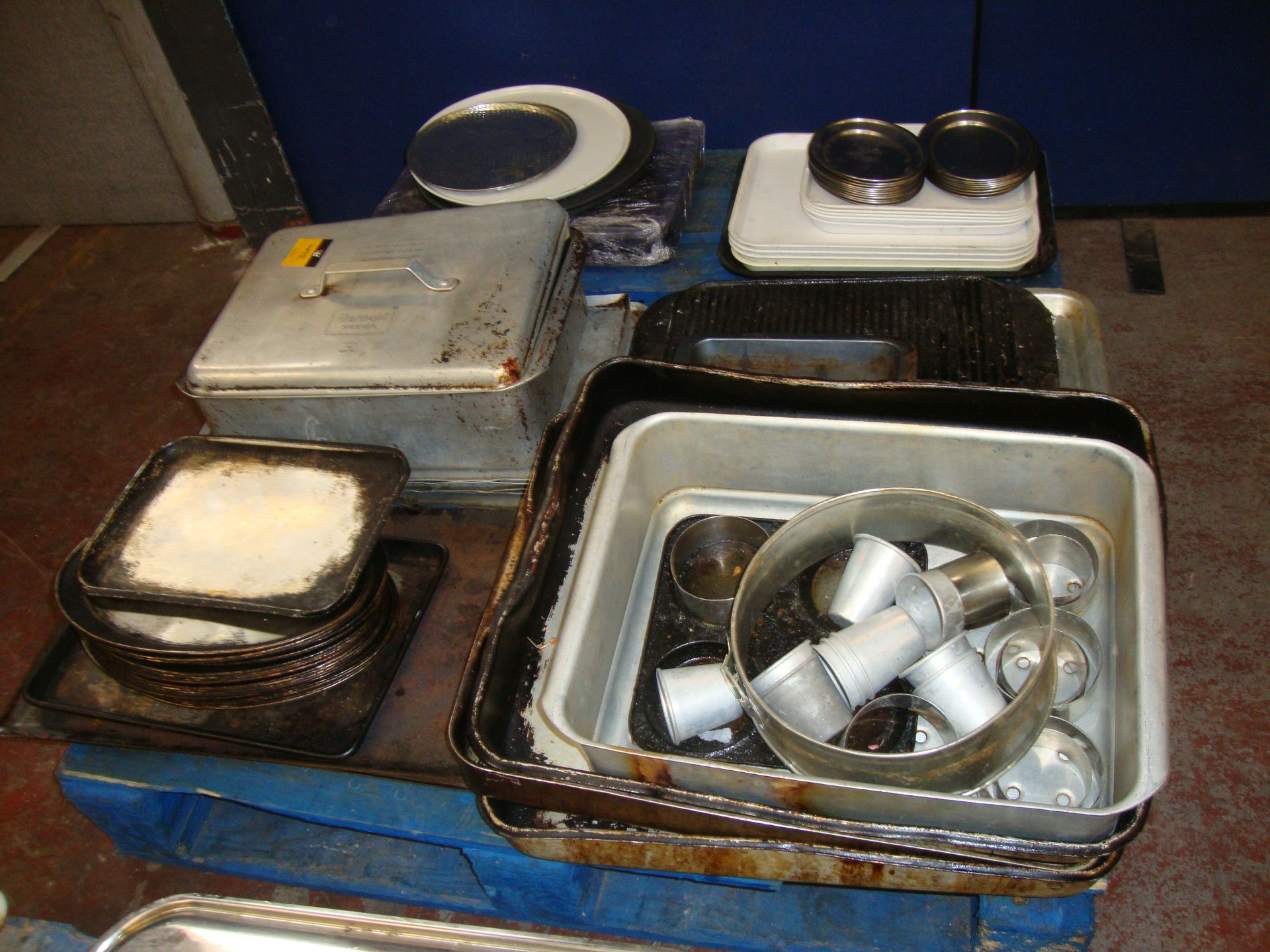 The contents of a pallet of assorted trays, dishes & other items - Image 5 of 5