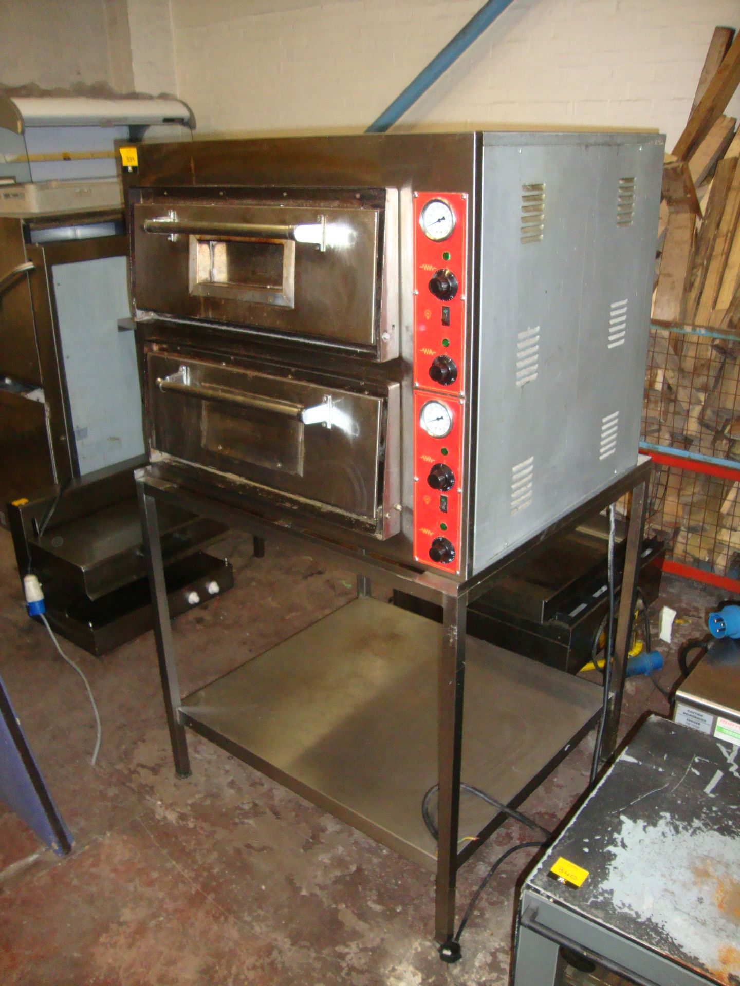 Twin cavity pizza oven