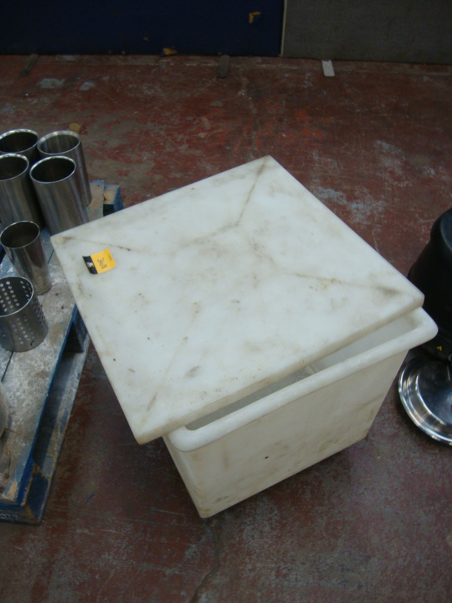 Plastic mobile square section bucket with detachable lid - Image 3 of 4