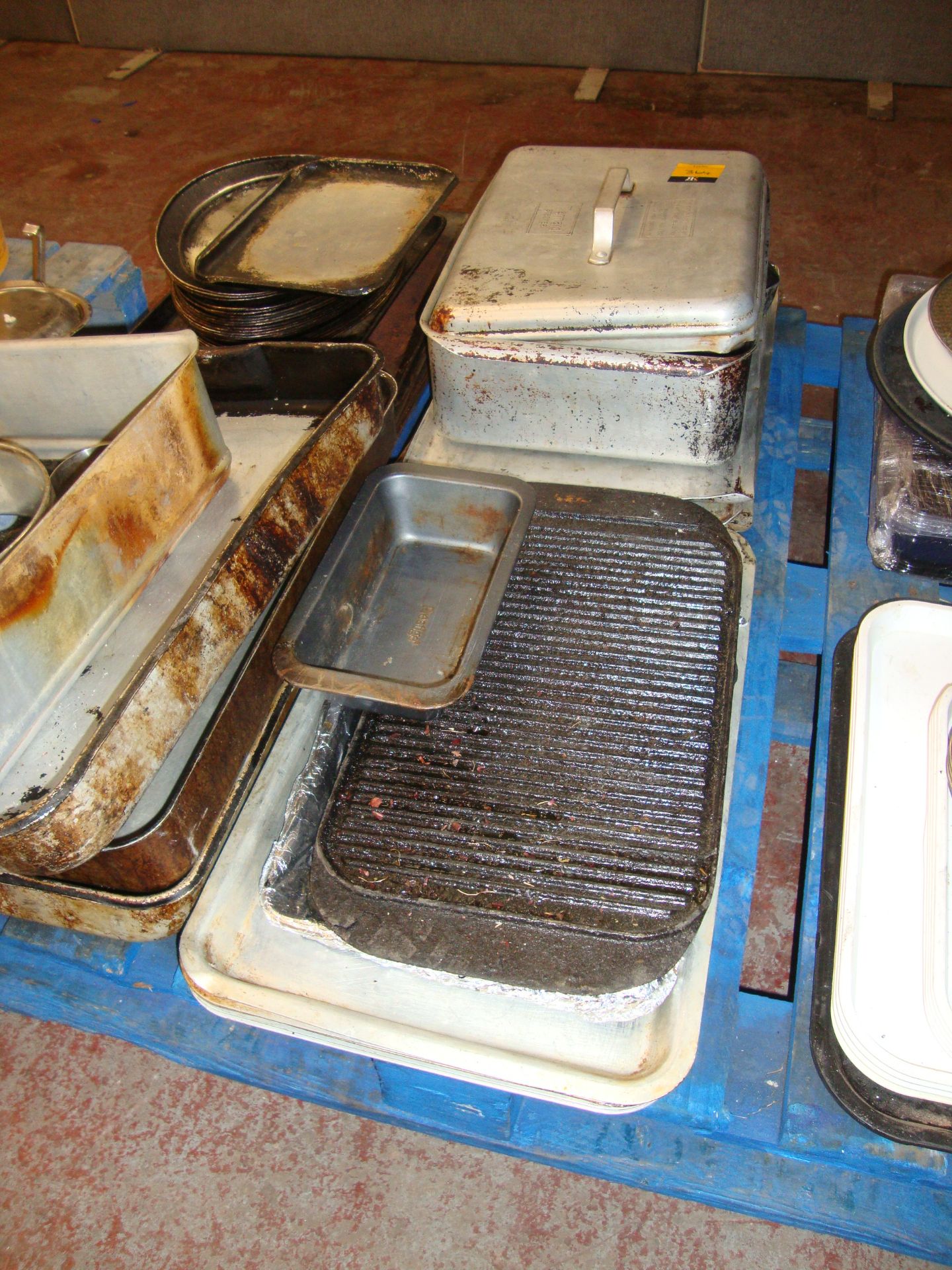 The contents of a pallet of assorted trays, dishes & other items - Image 3 of 5