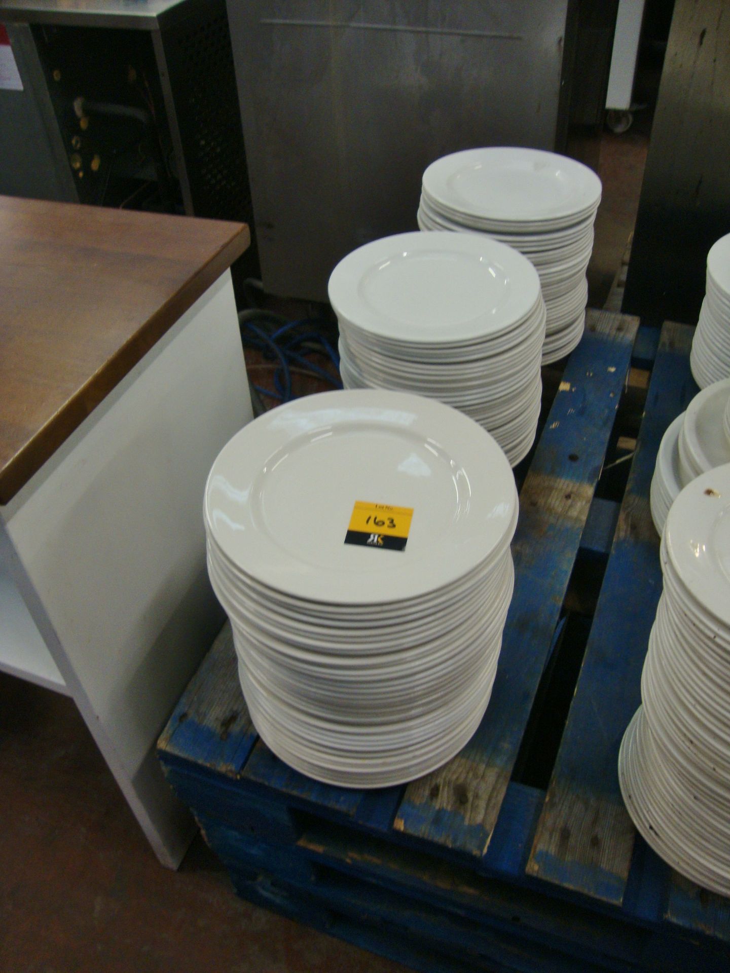 The contents of a pallet of plates & bowls - several hundred pieces in total - Image 2 of 5