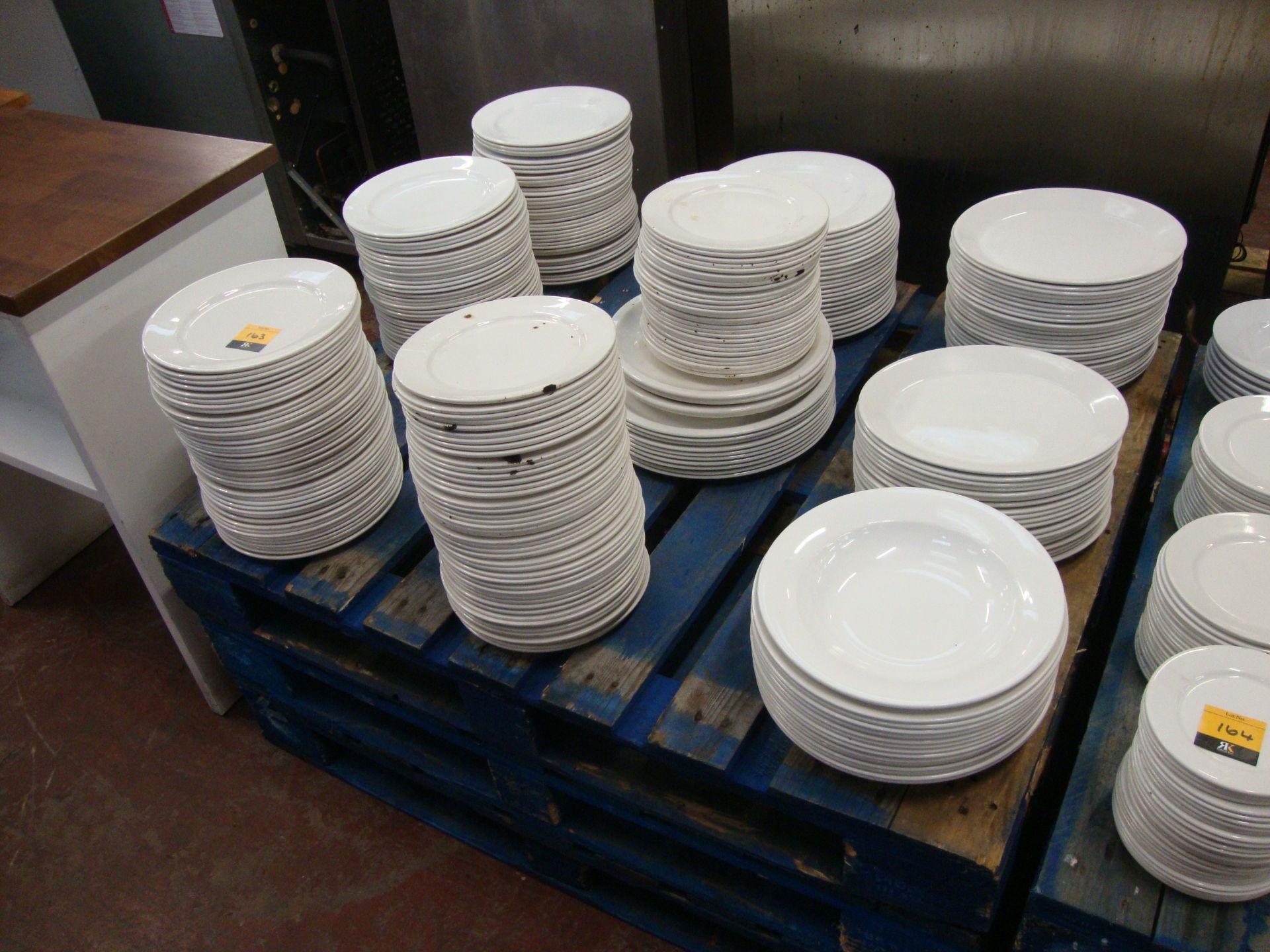 The contents of a pallet of plates & bowls - several hundred pieces in total - Image 5 of 5