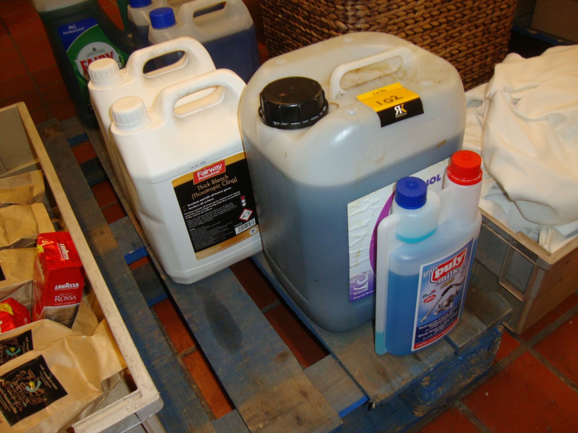 Row of assorted cleaning fluids & related items - Image 2 of 4