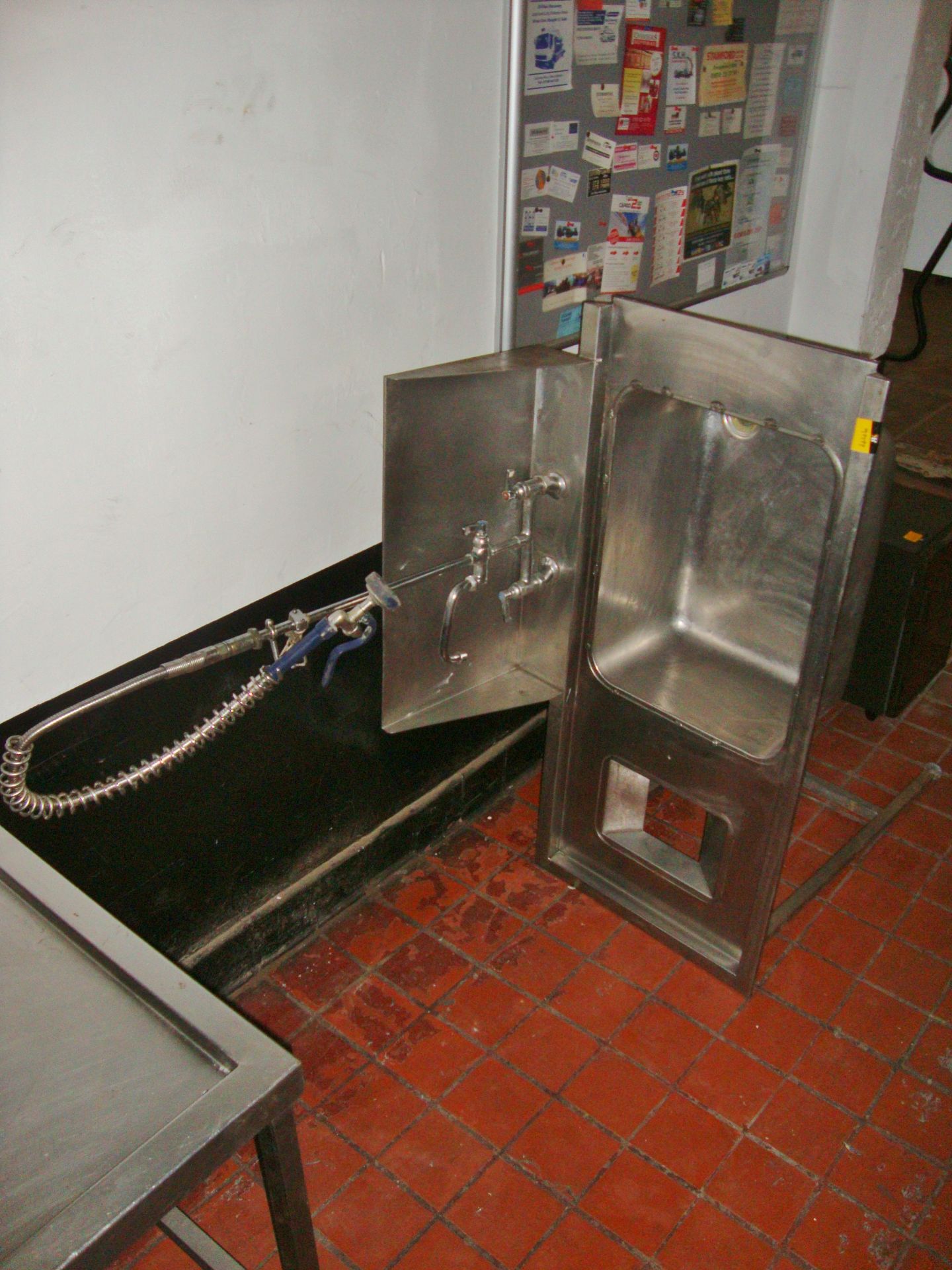 Stainless steel single bowl sink arrangement with overhead flexi tap unit, configured for use with