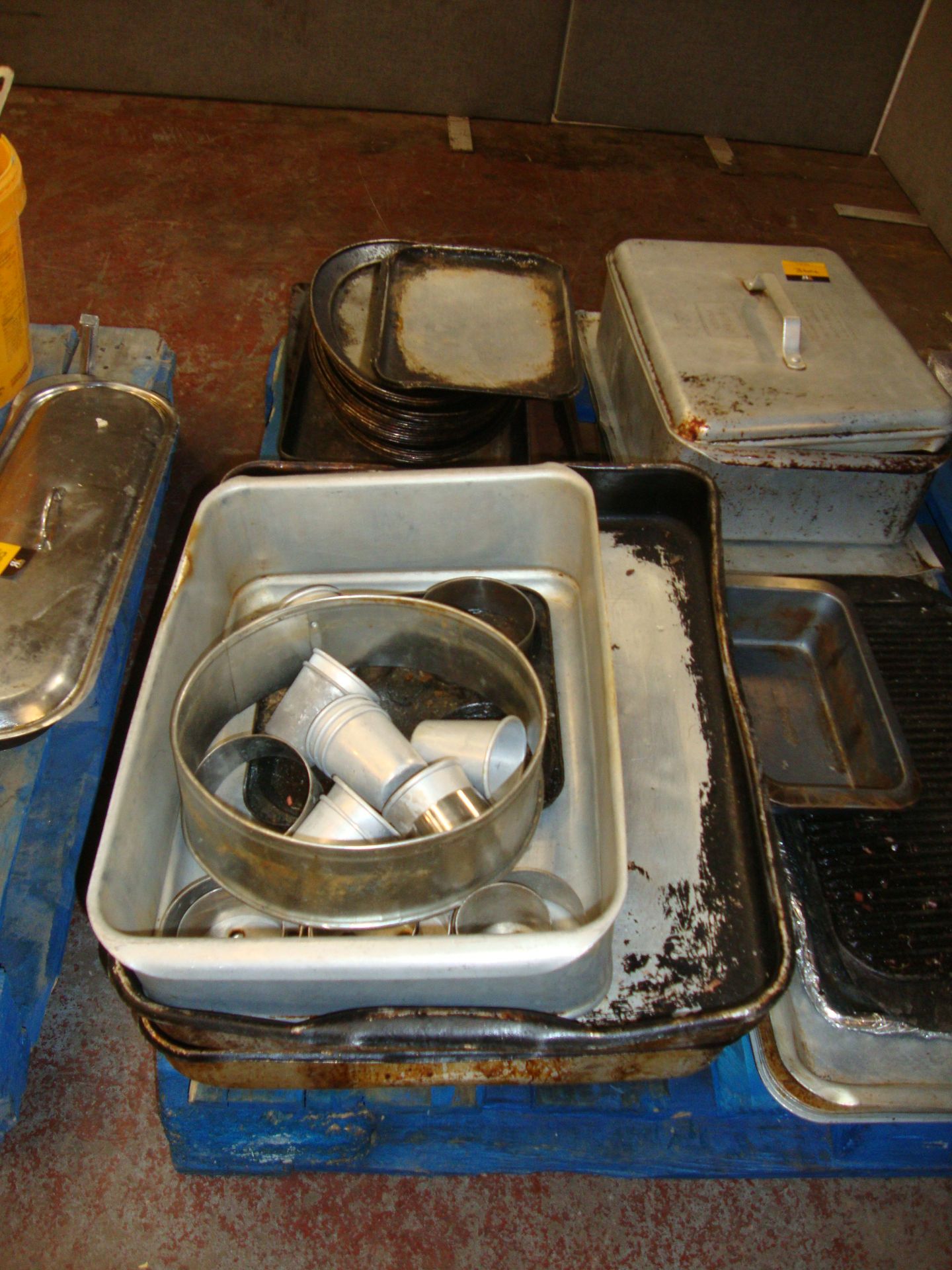 The contents of a pallet of assorted trays, dishes & other items - Image 4 of 5