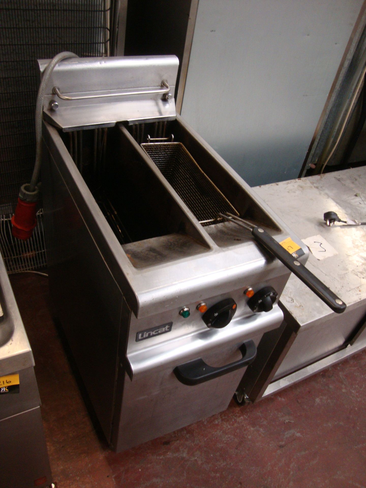 Lincat stainless steel floorstanding twin deep fat fryer - Image 4 of 5