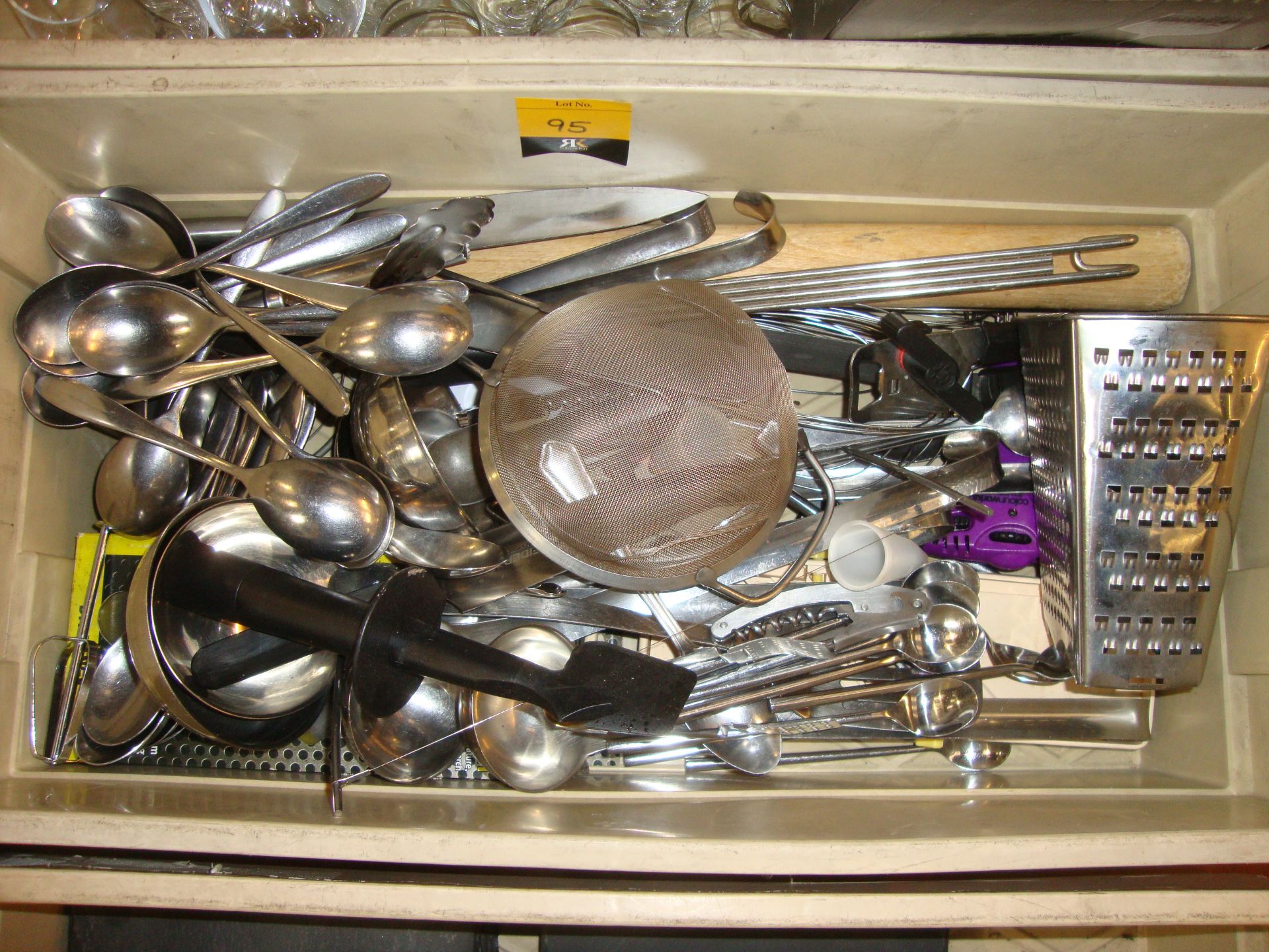 The contents of a crate of assorted cutlery & utensils - Bild 3 aus 3