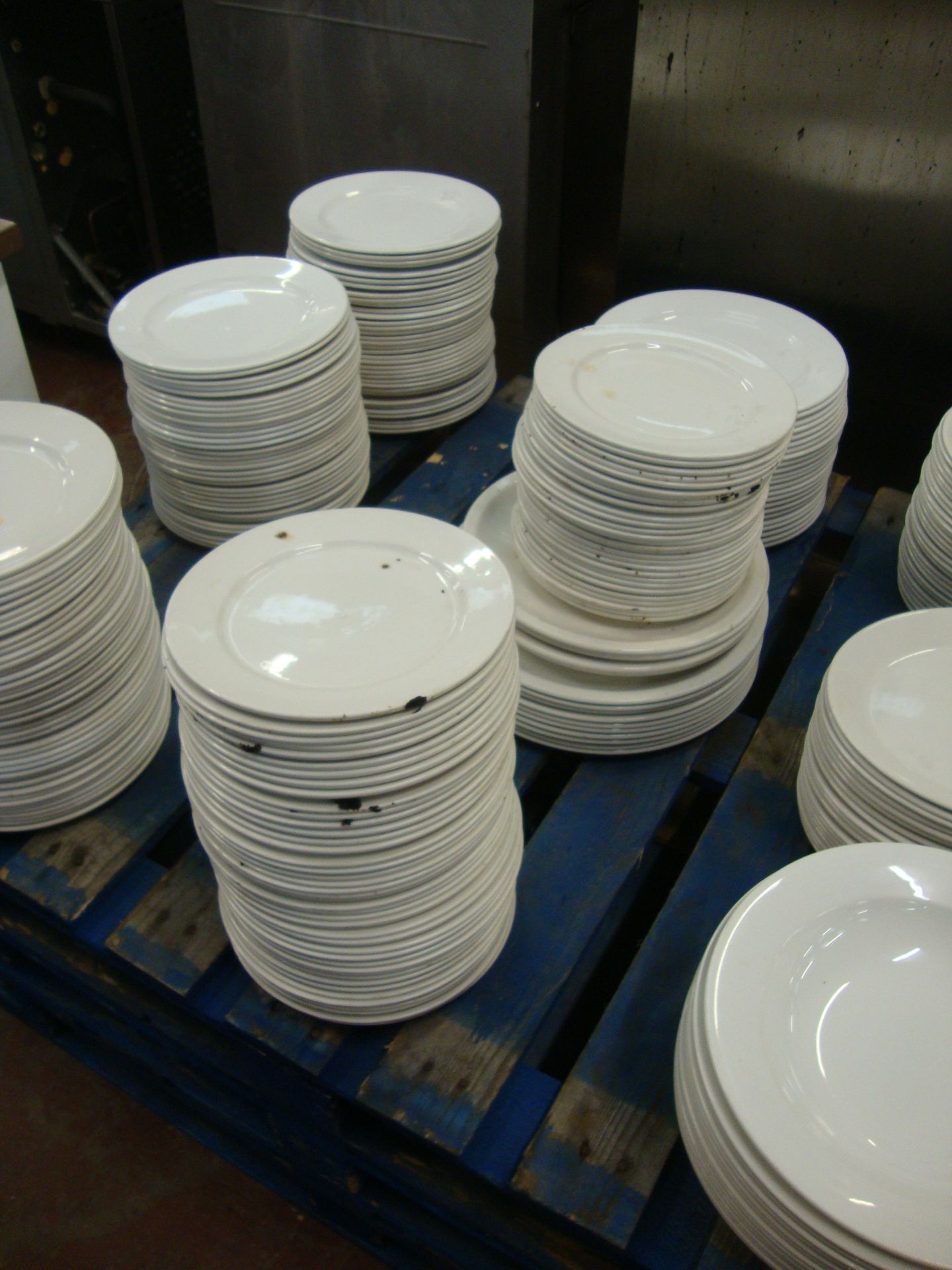 The contents of a pallet of plates & bowls - several hundred pieces in total - Image 3 of 5