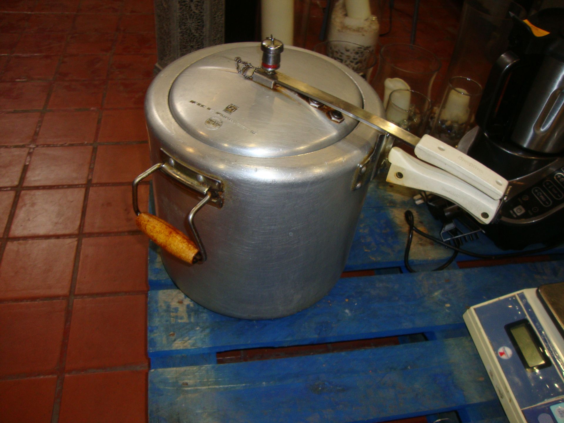 Pressure cooker - Image 2 of 2