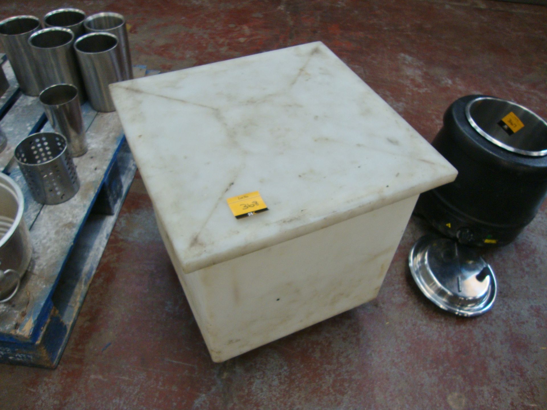 Plastic mobile square section bucket with detachable lid