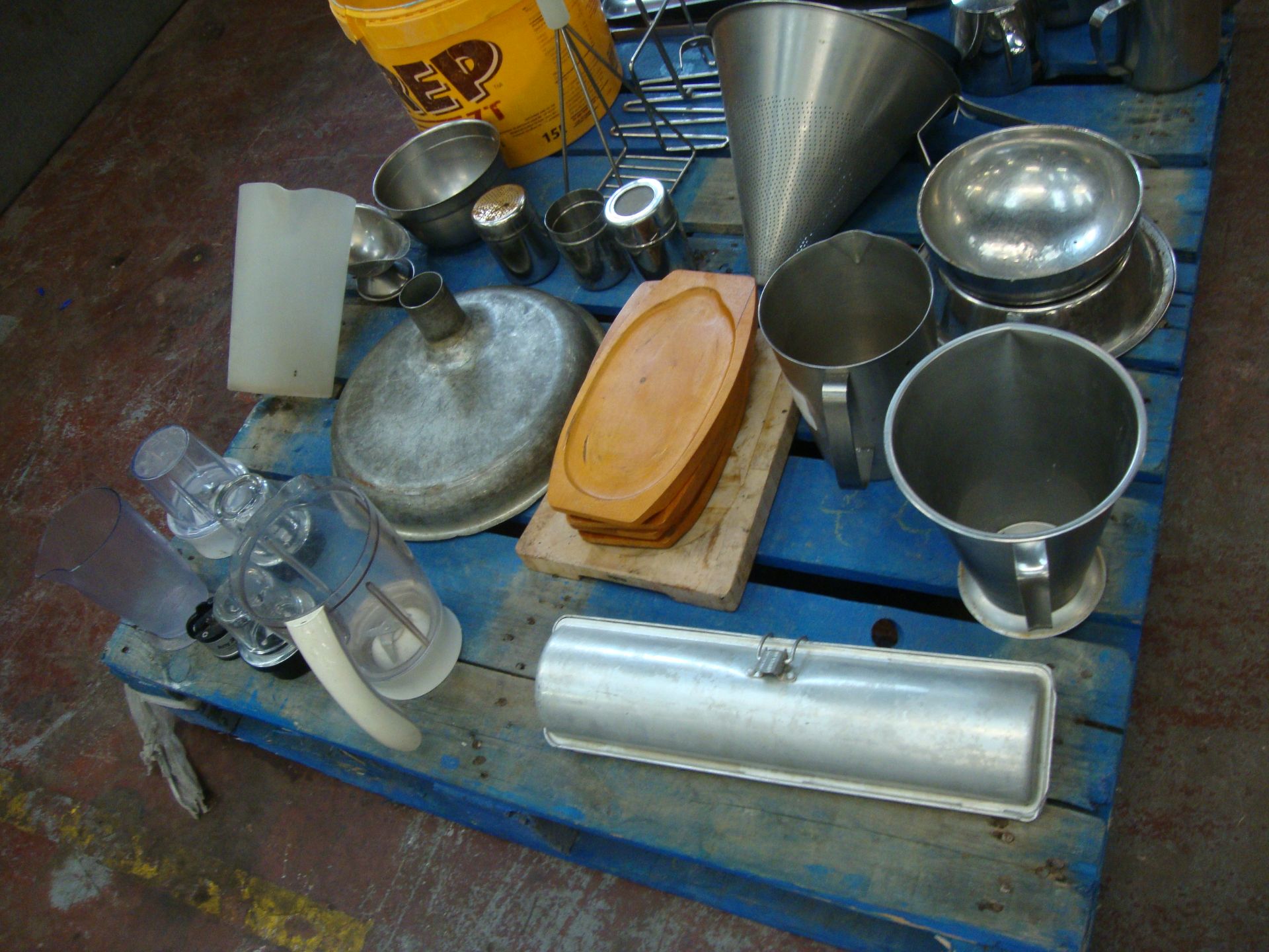 The contents of a pallet of assorted utensils, gadgets & more - Image 4 of 4