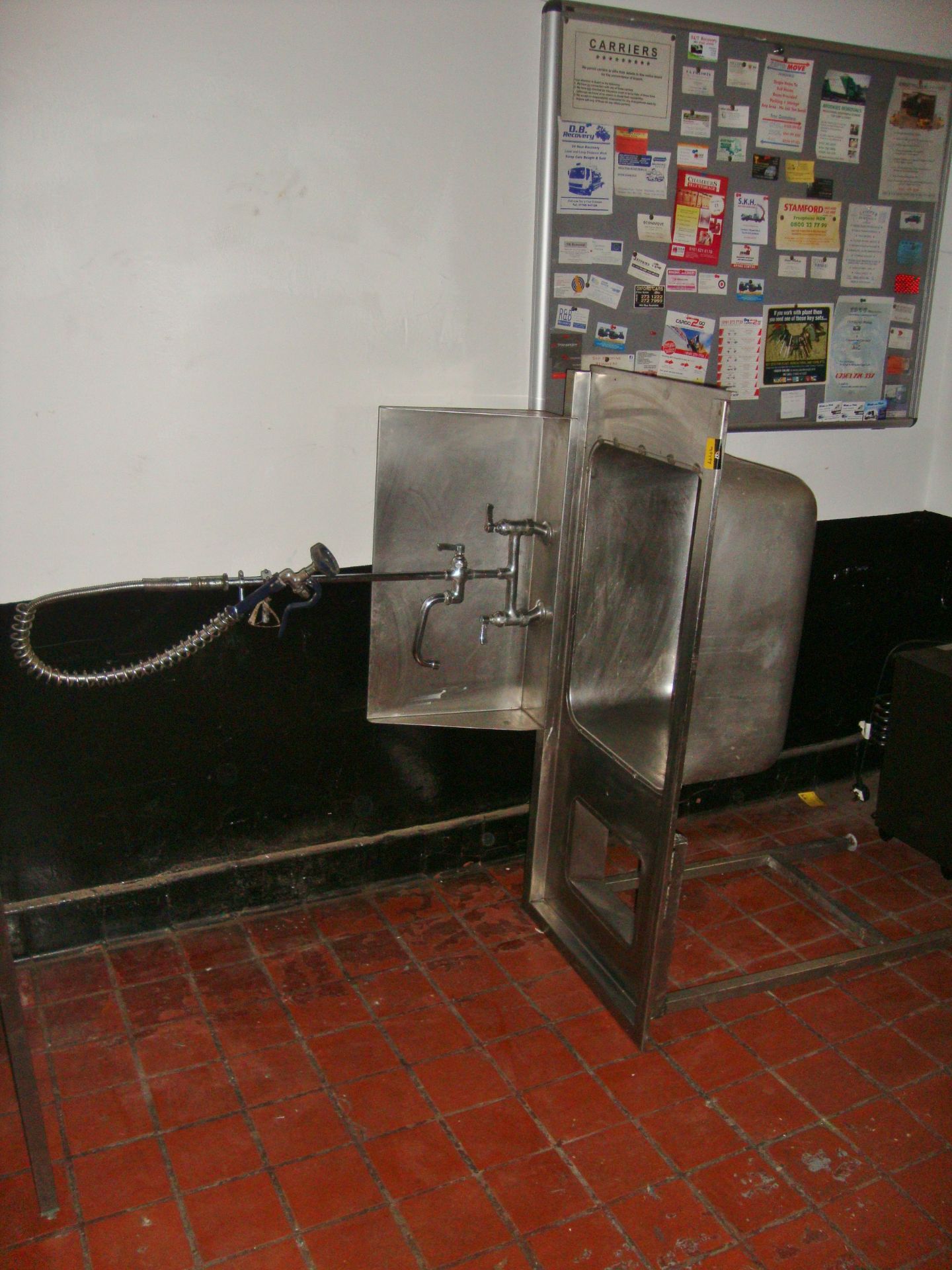 Stainless steel single bowl sink arrangement with overhead flexi tap unit, configured for use with - Image 3 of 6