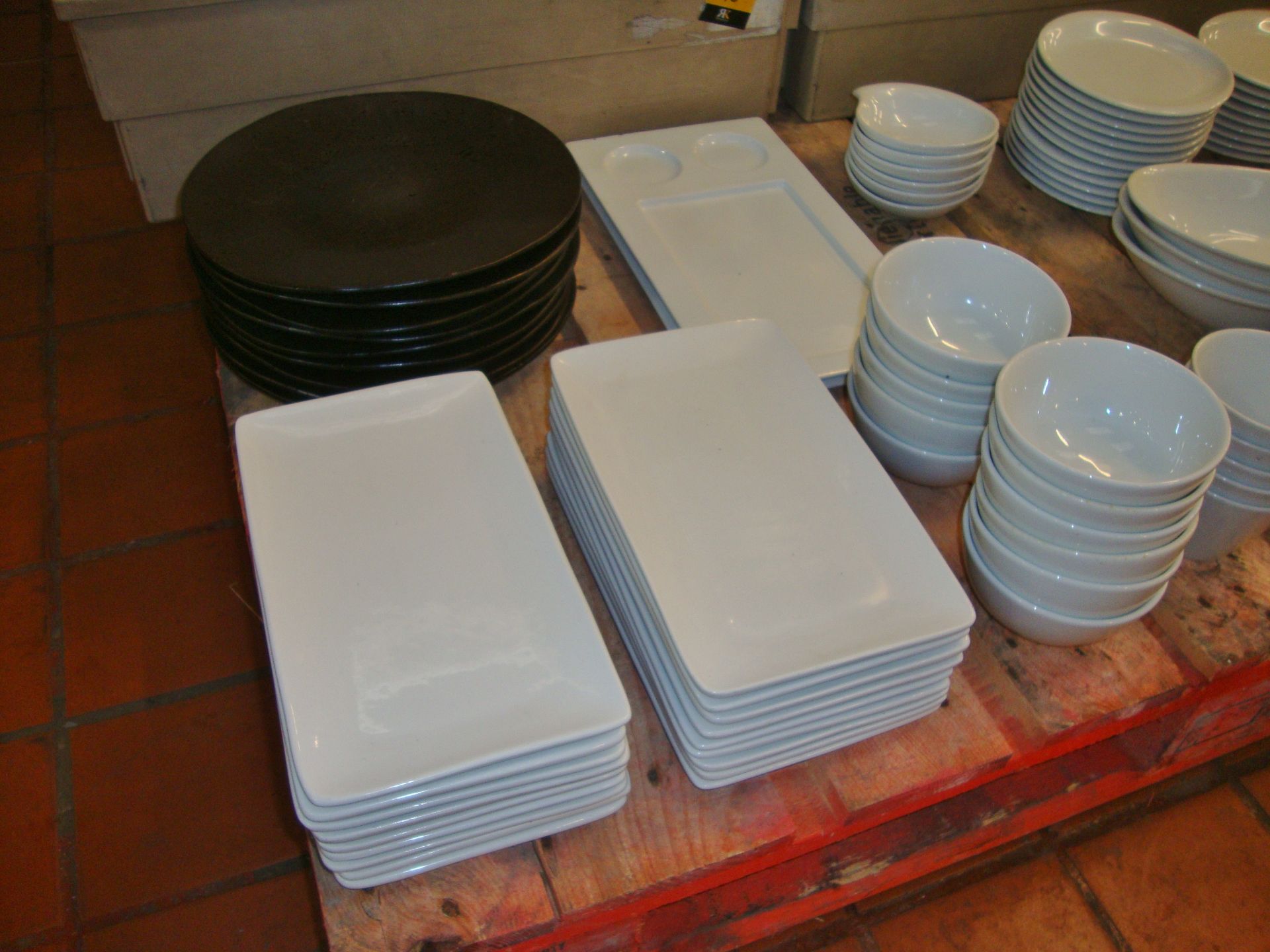 The contents of a pallet of assorted crockery, cups & saucers - beige crates excluded - Image 2 of 7