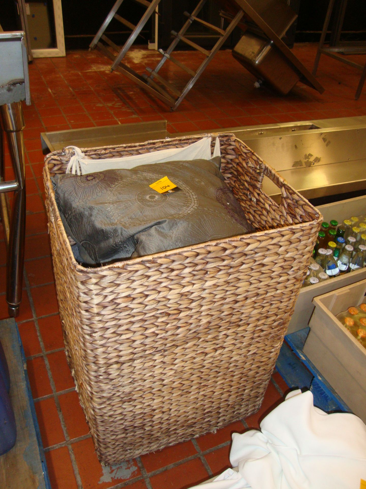 Large wicker basket plus quantity of cushions - Image 4 of 4