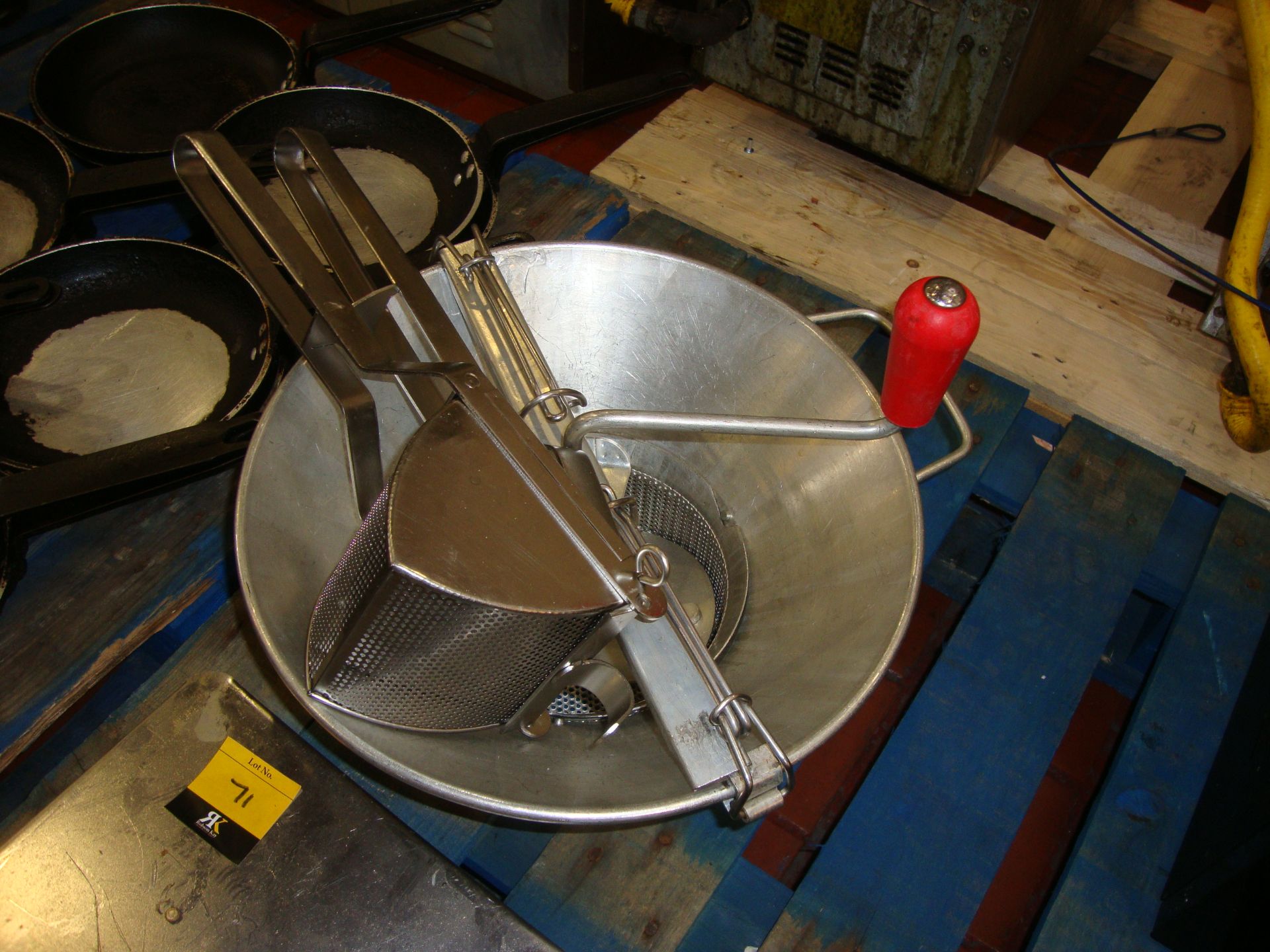 Row of assorted pans, drainers & other implements - Image 3 of 4