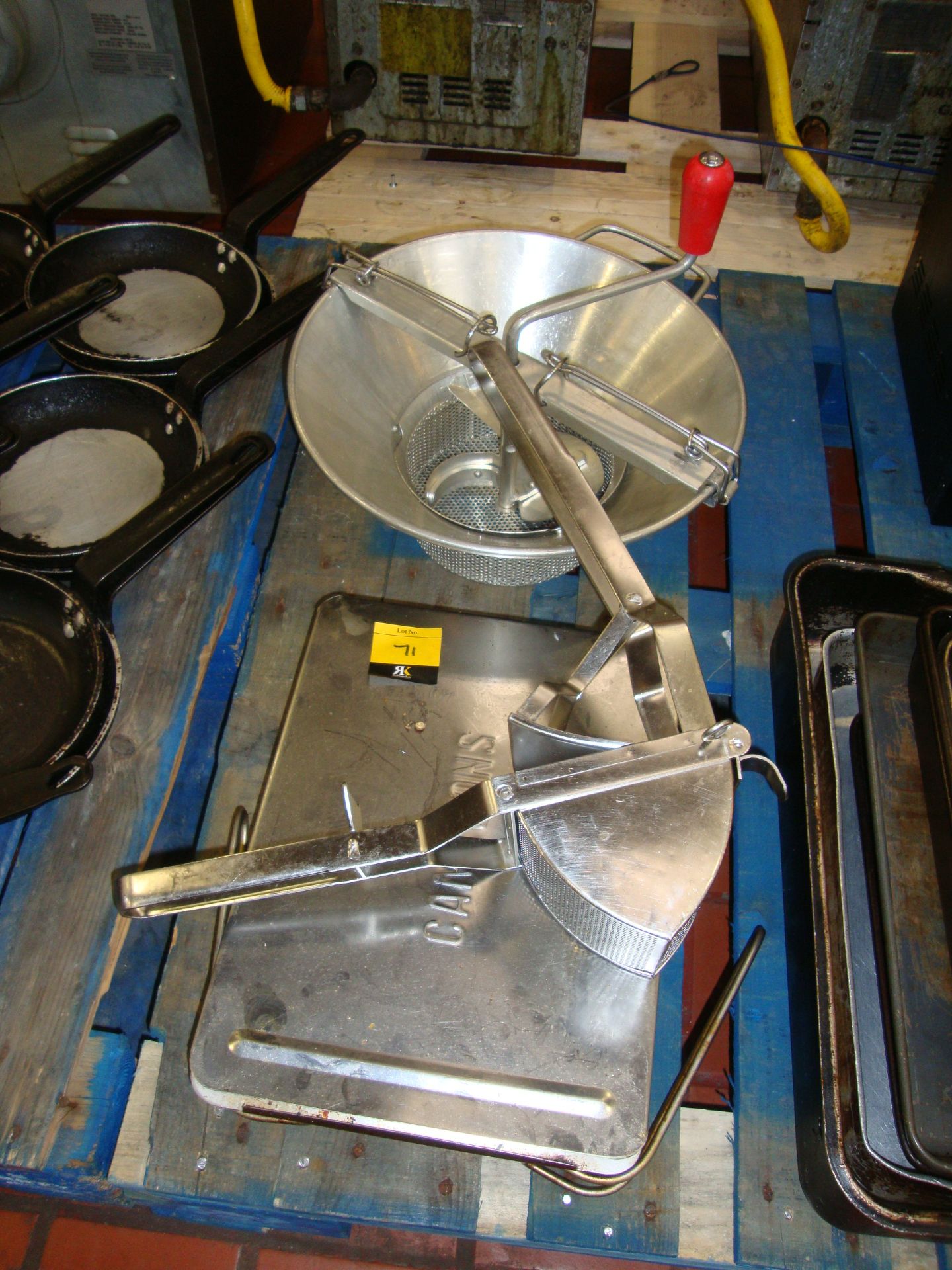 Row of assorted pans, drainers & other implements - Image 4 of 4