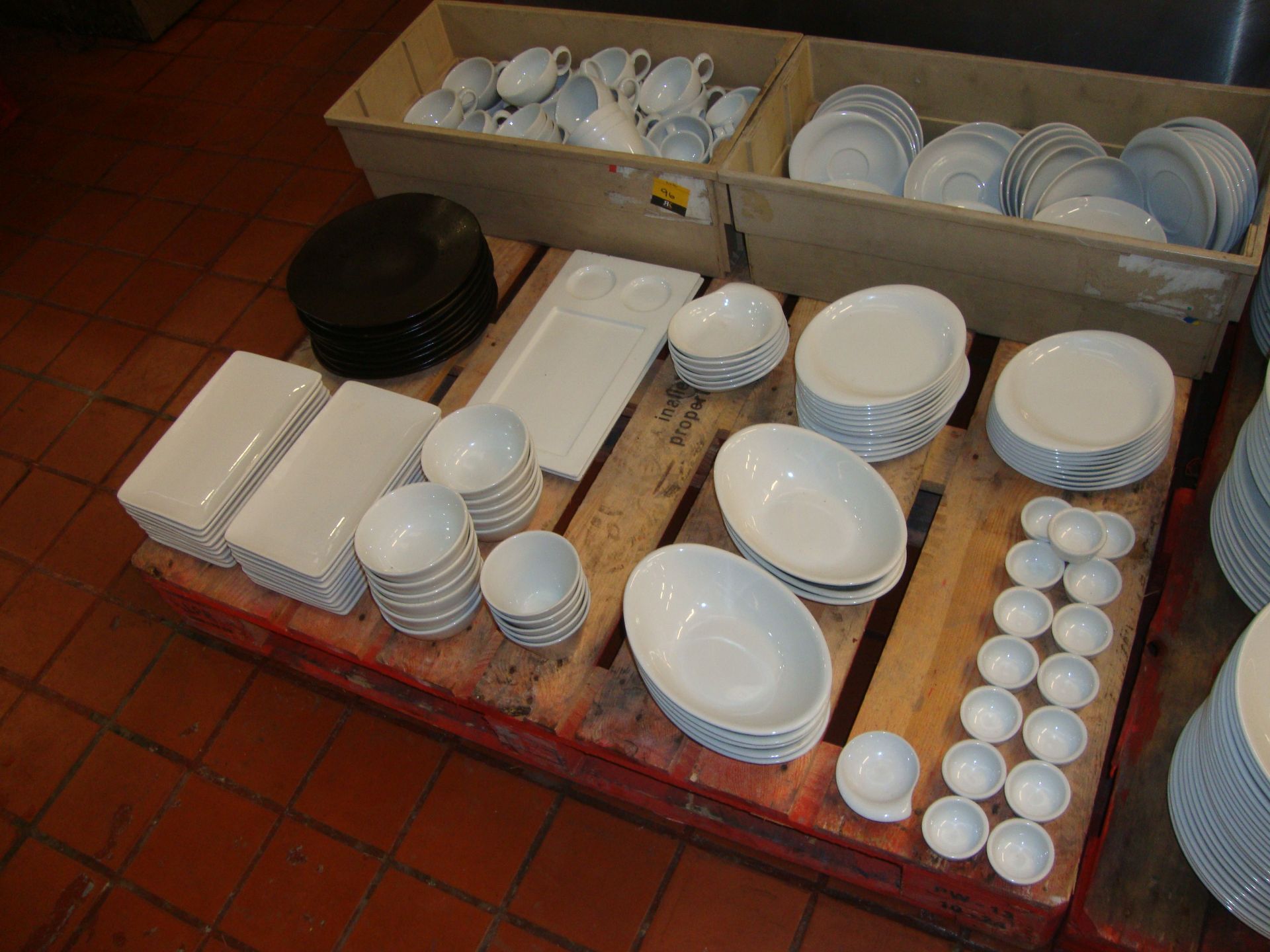 The contents of a pallet of assorted crockery, cups & saucers - beige crates excluded - Image 7 of 7