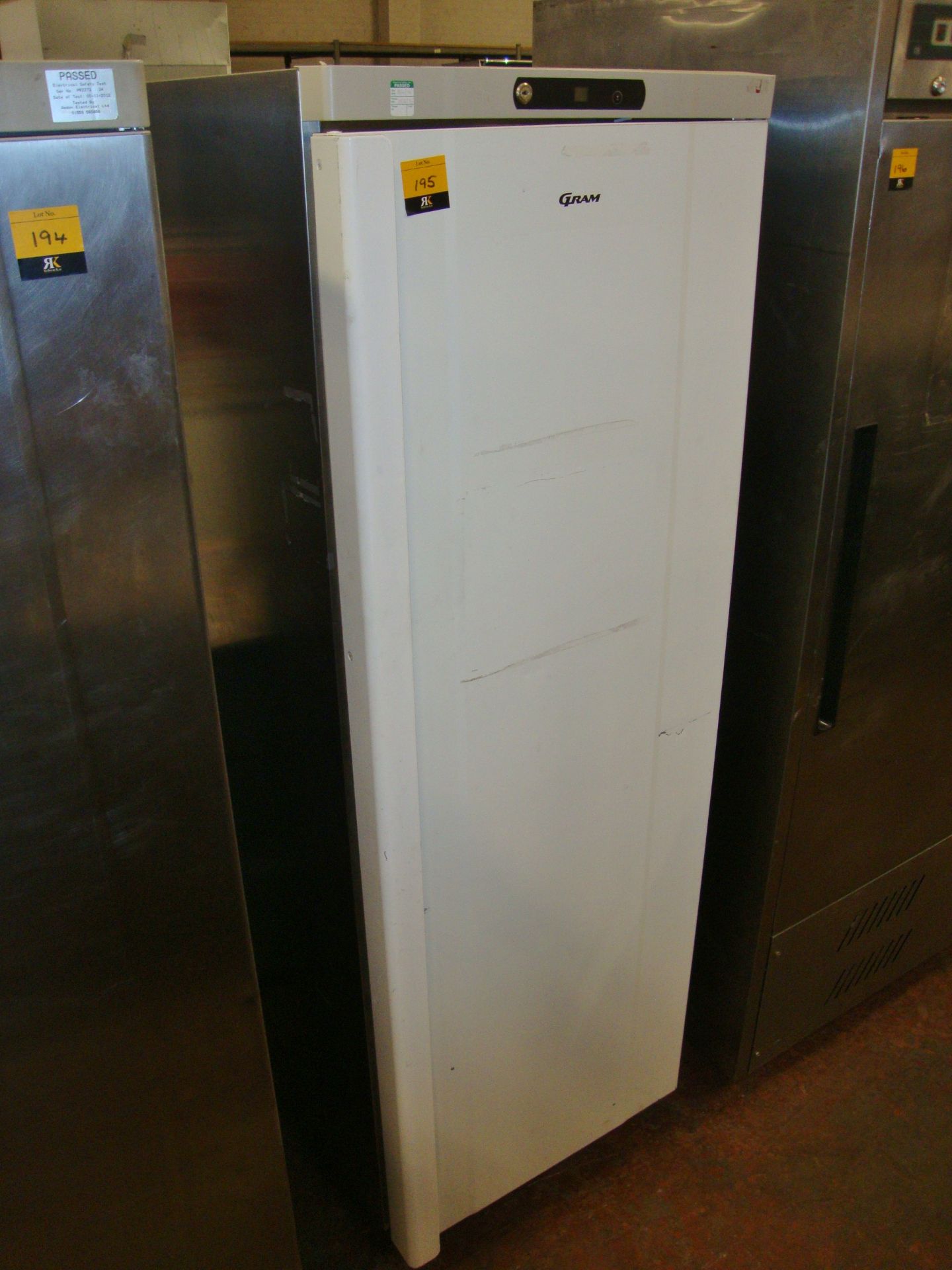 Gram KG400 RUHC6W mobile fridge