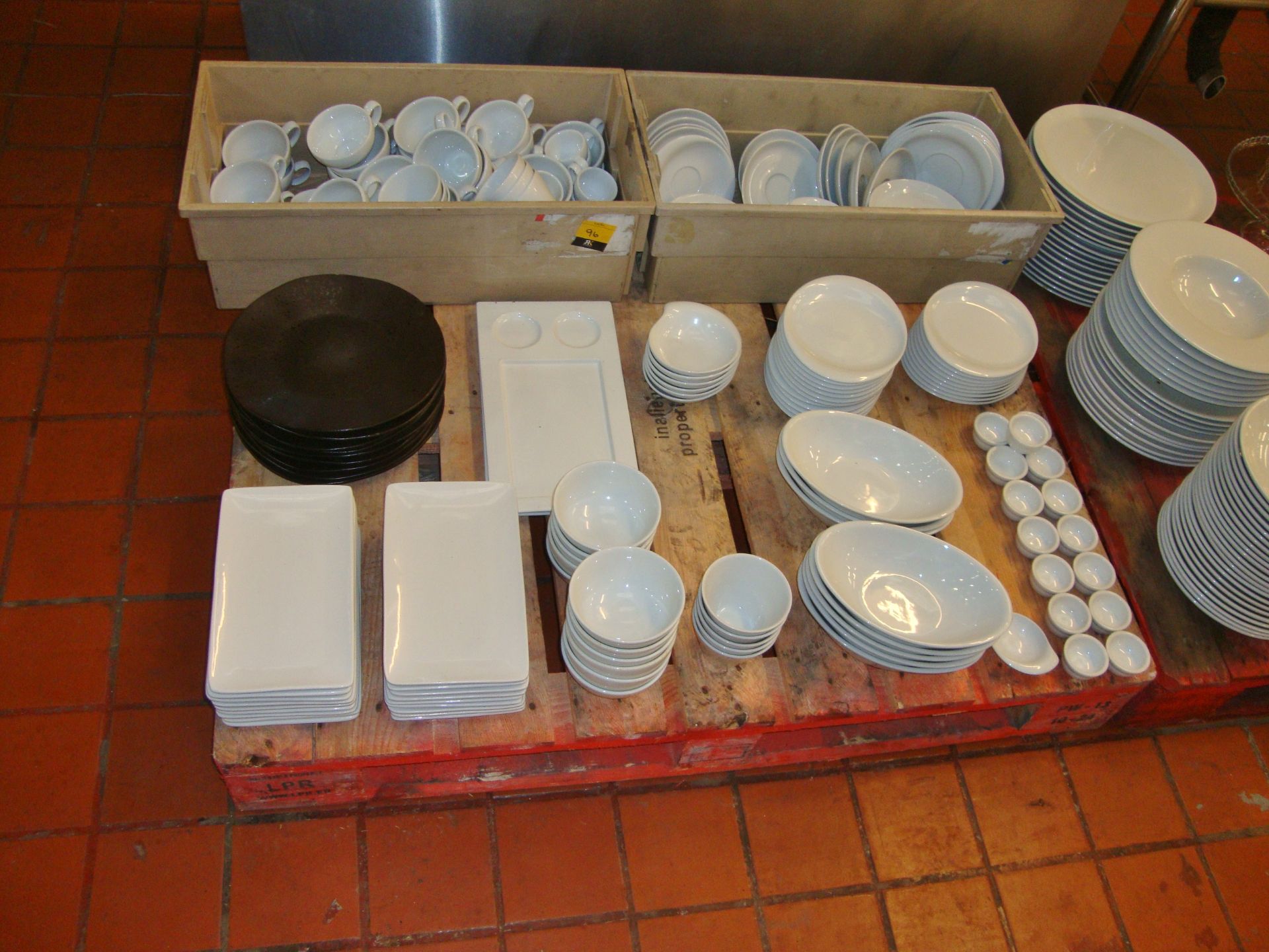 The contents of a pallet of assorted crockery, cups & saucers - beige crates excluded