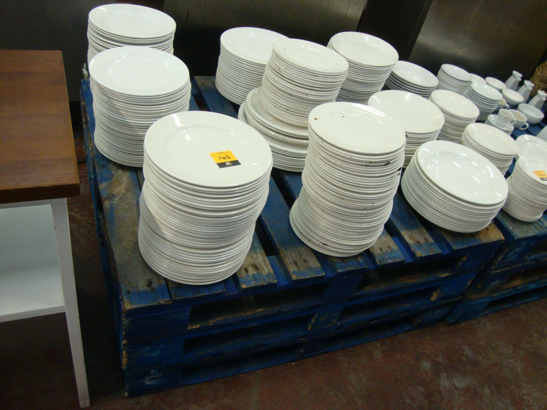 The contents of a pallet of plates & bowls - several hundred pieces in total